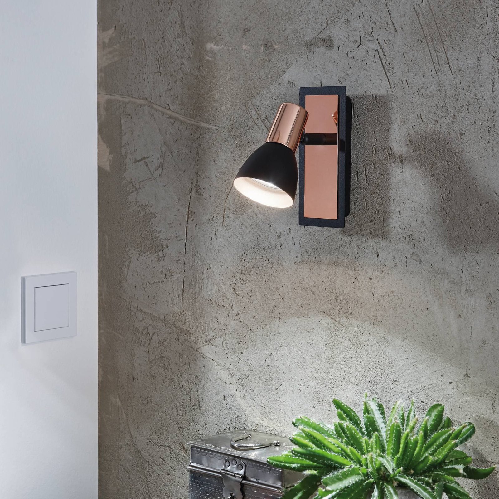 Barnham LED wall spotlight, width 7 cm, black/copper