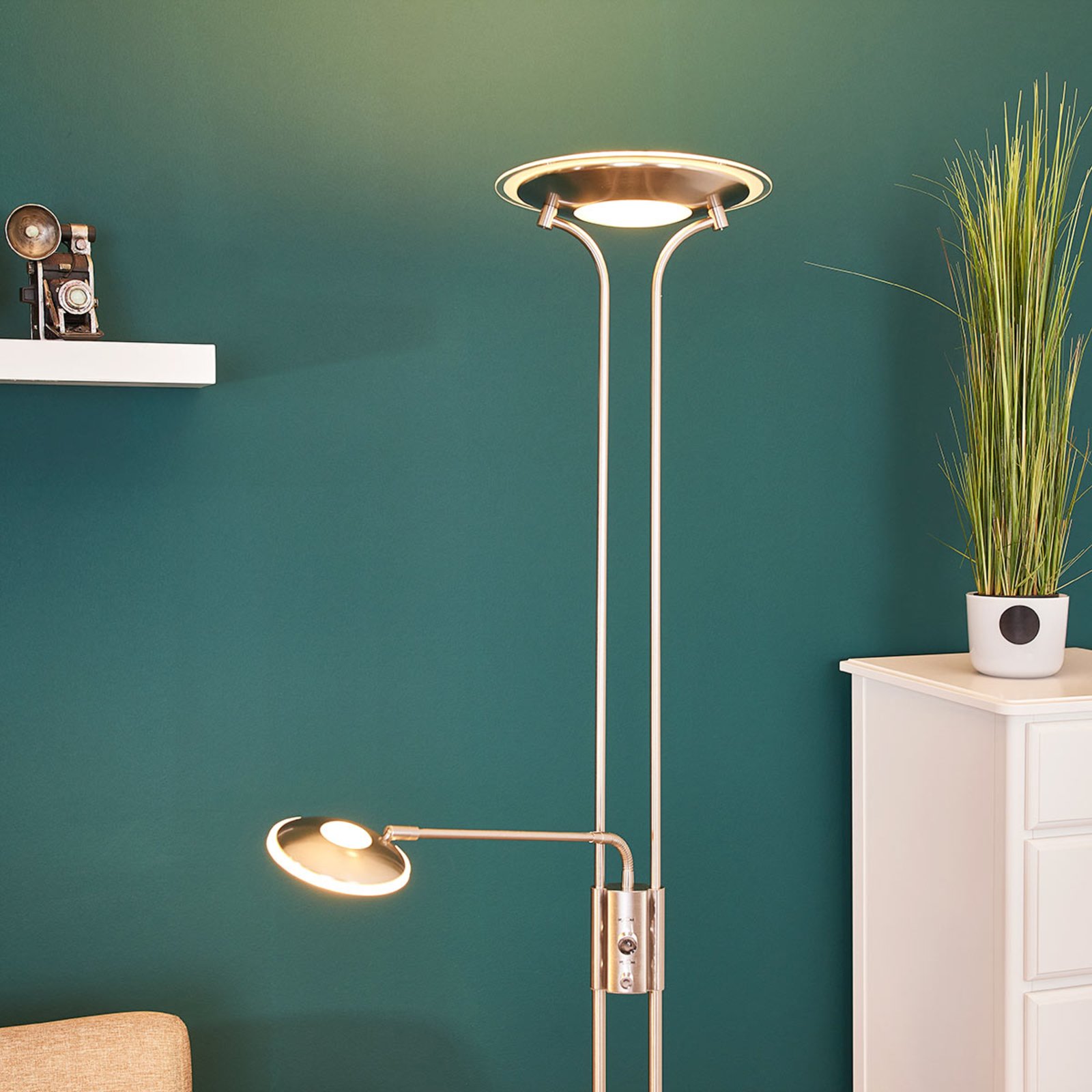 LED stojacia lampa Aras, niklovej farby
