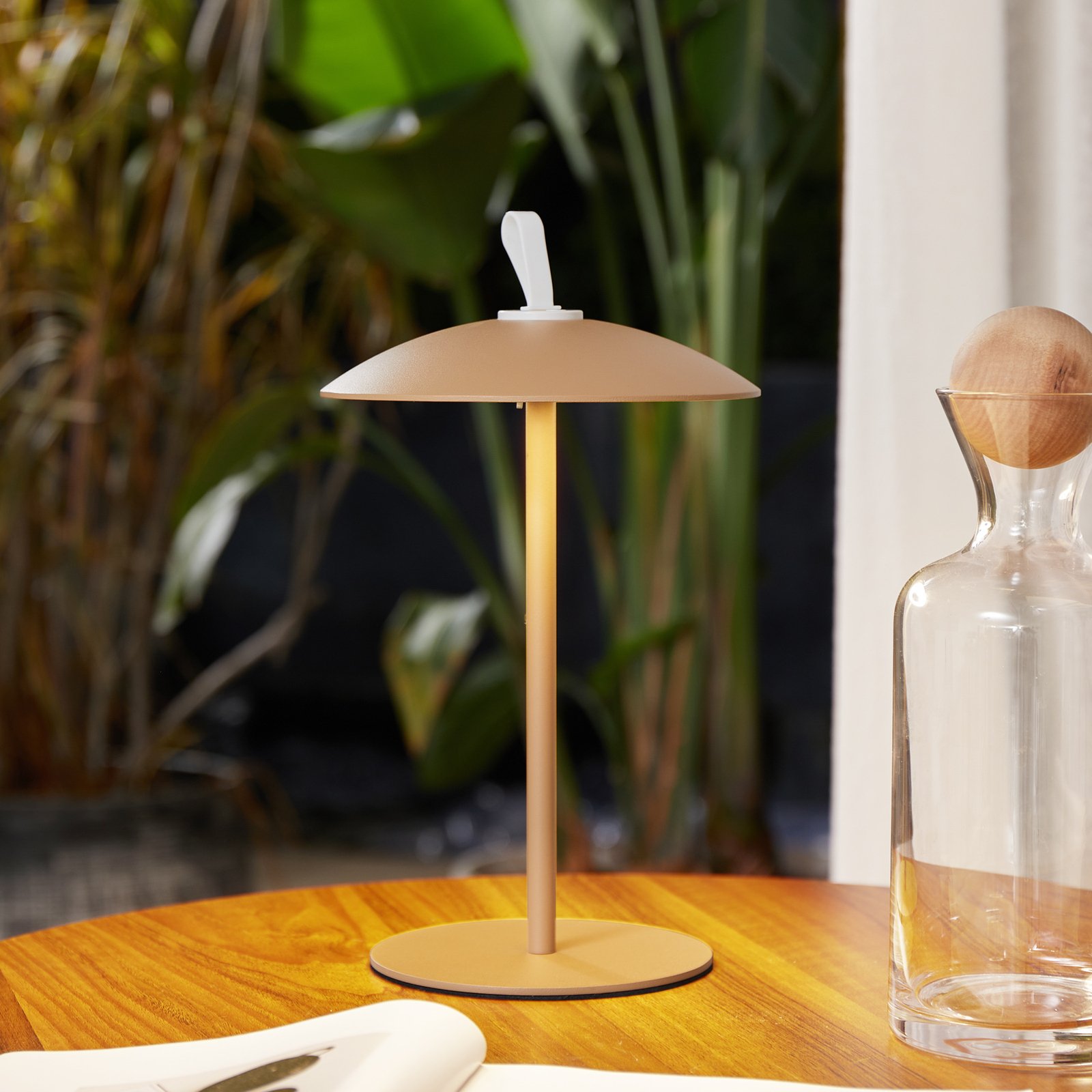 Lindby Lámpara de mesa LED recargable Kanani, marrón, atenuable