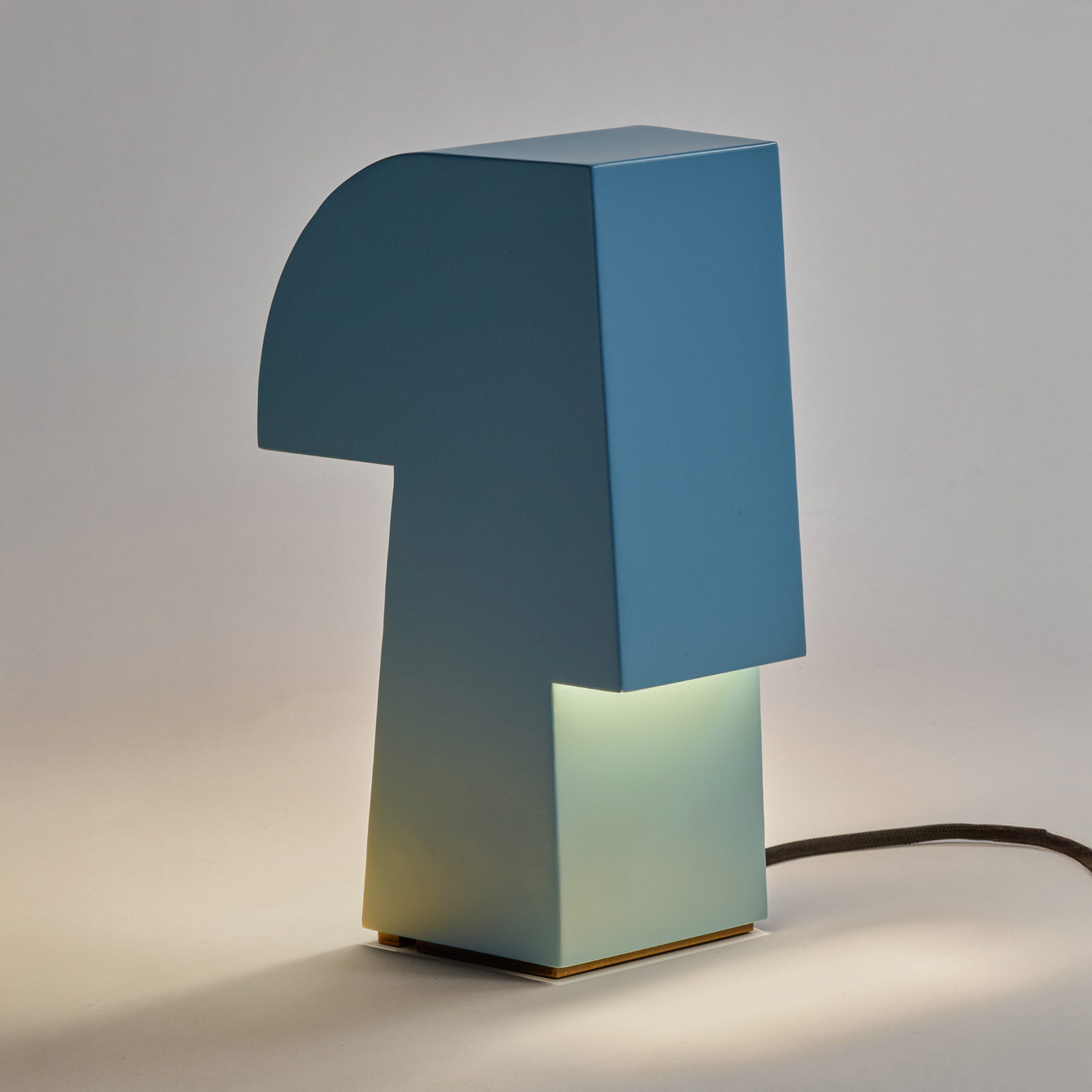 LIGHT BLUE NIZOU bordlampe, lyseblå, stål, højde 27 cm, E27 – Serax LIGHT BLUE NIZOU bordlampe, lyseblå, stål, højde 27 cm, E27 – Serax