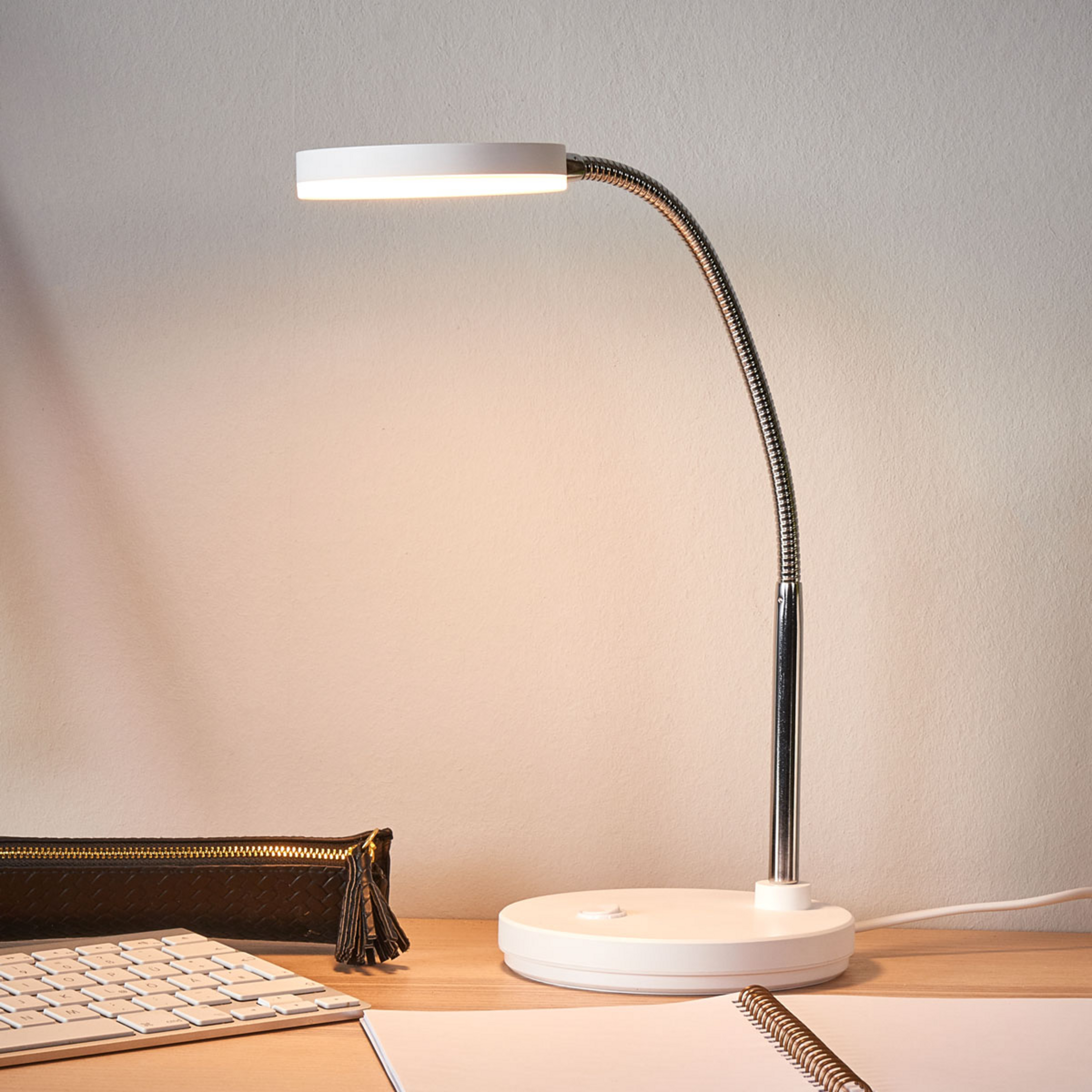 Lampka biurkowa LED Lindby Milow, biała, metal, 35 cm wysokości