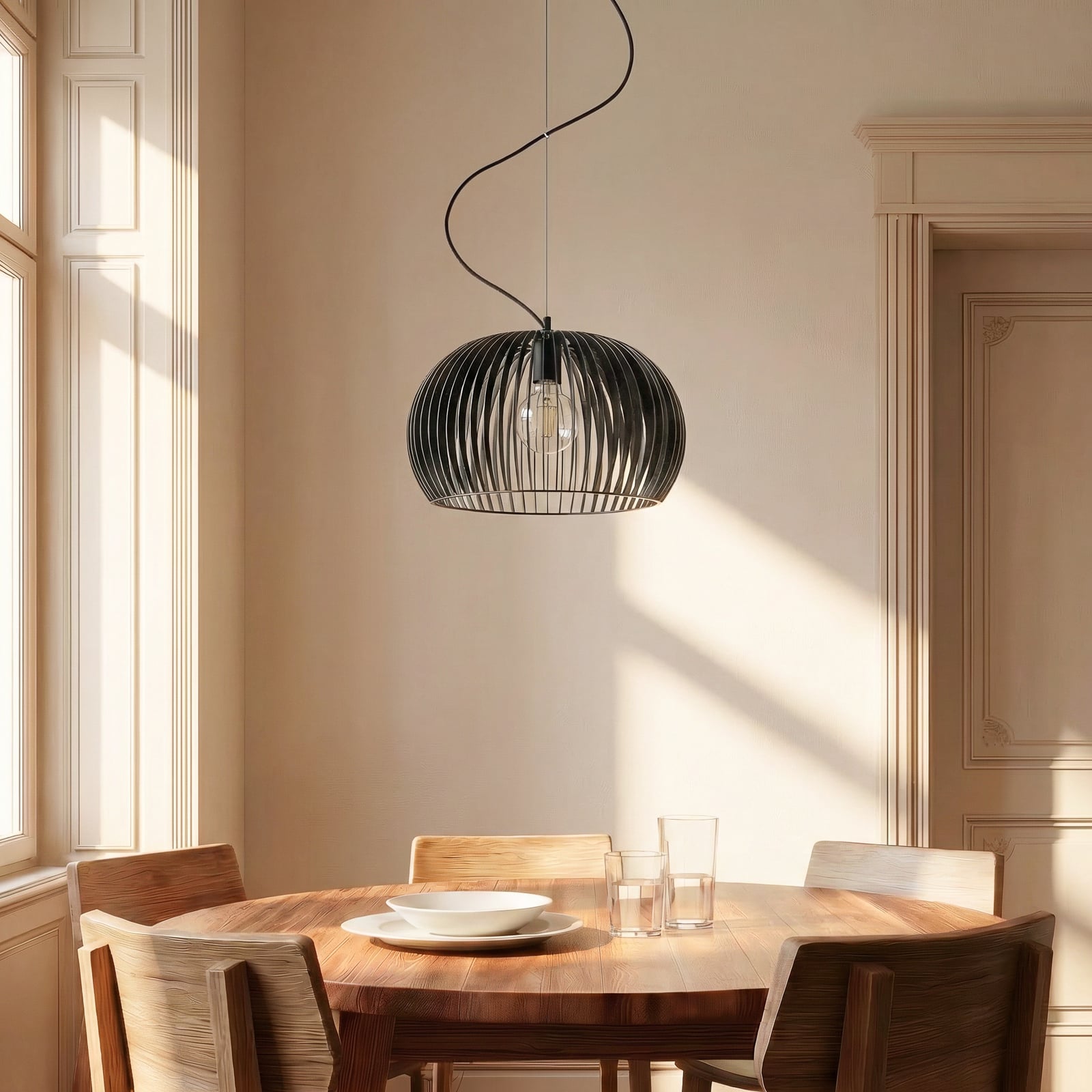 Suspension Jusra en métal noir, à 1 lampe.