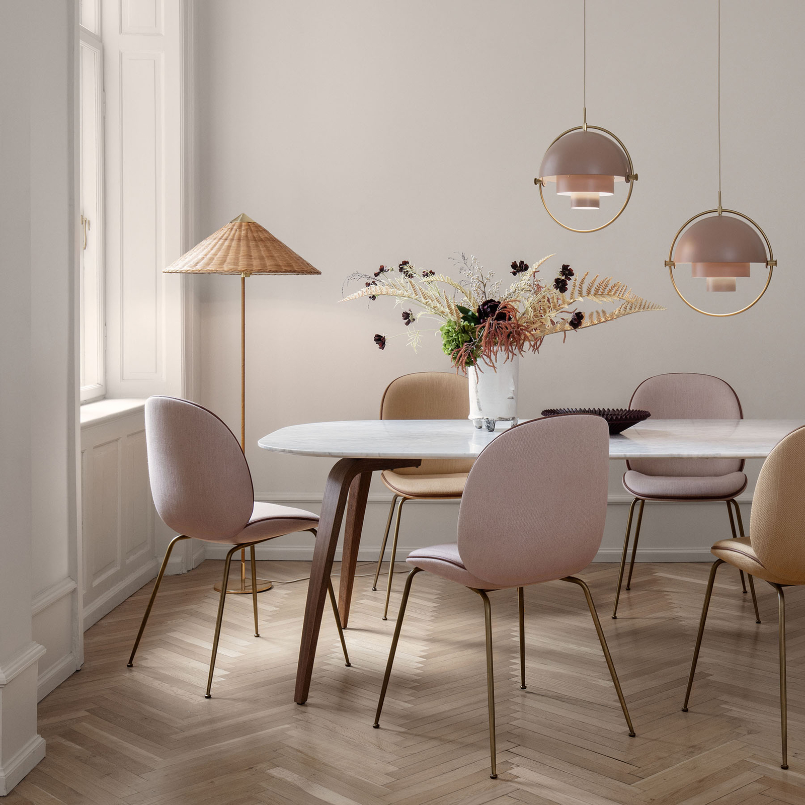 GUBI gulvlampe 9602, messingramme med rattan