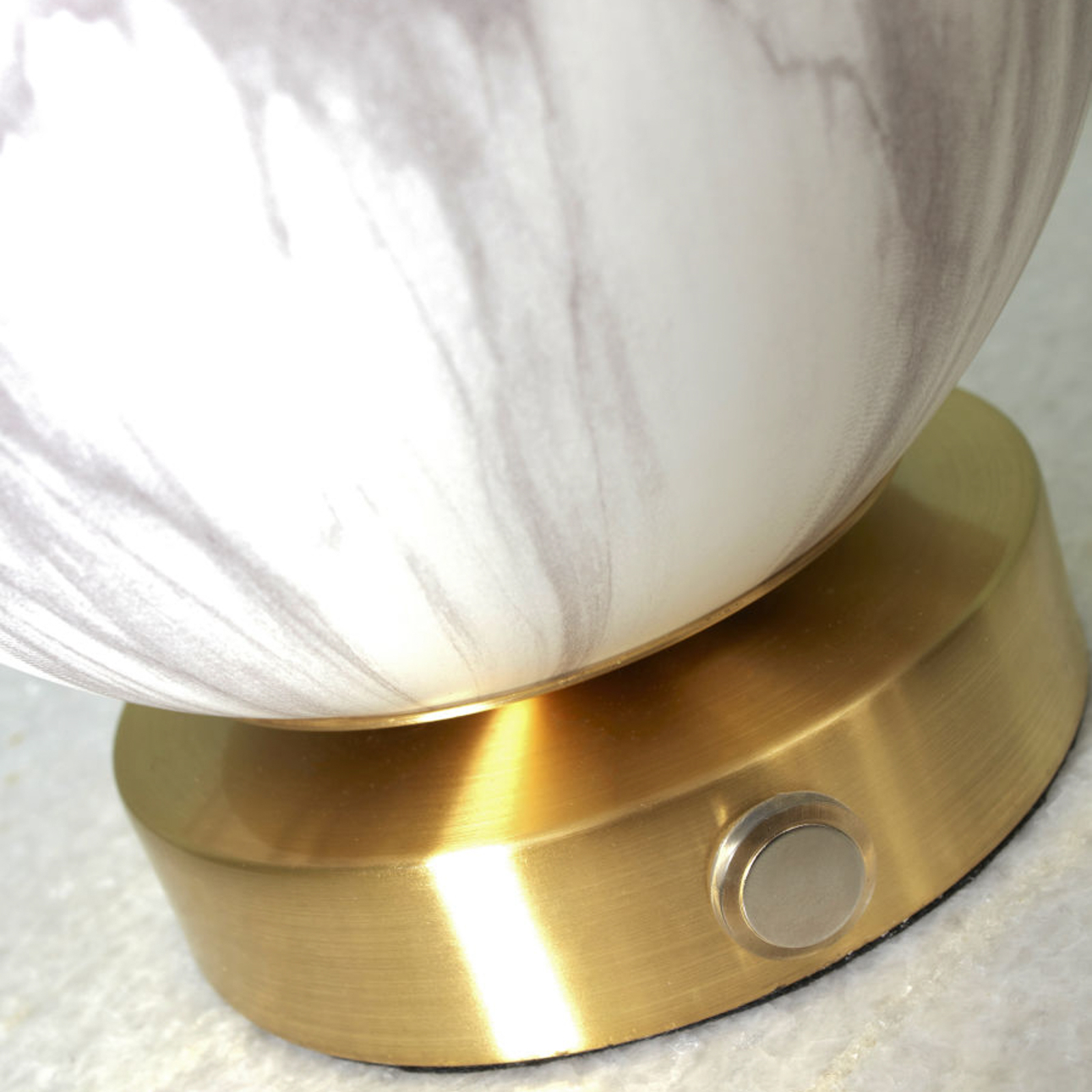 Runa ir par RoMi Carrara galda lampu, marmora krāsā
