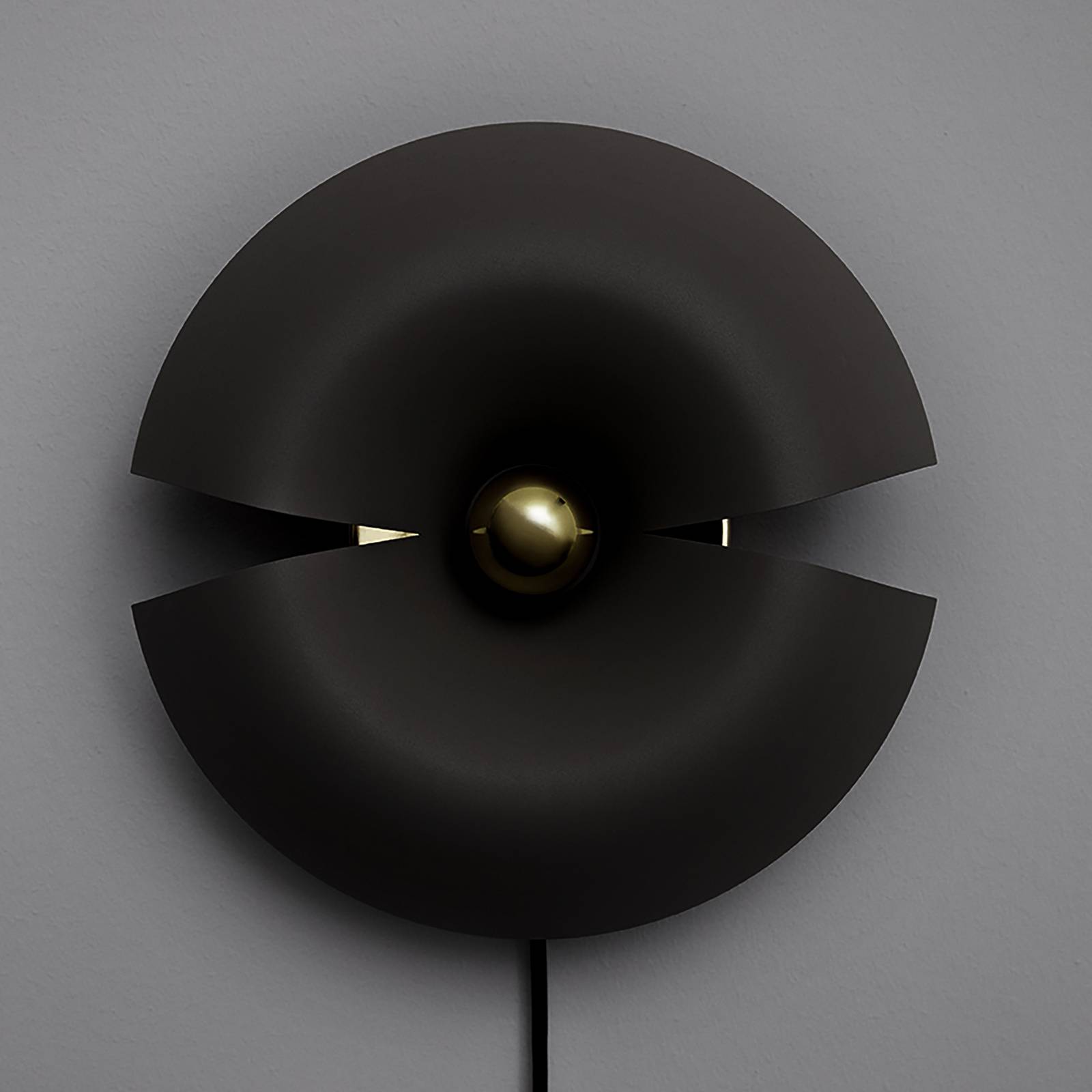Levně Nástěnné svítidlo AYTM Cycnus, černé, Ø 30 cm, zástrčka, hliník, E27