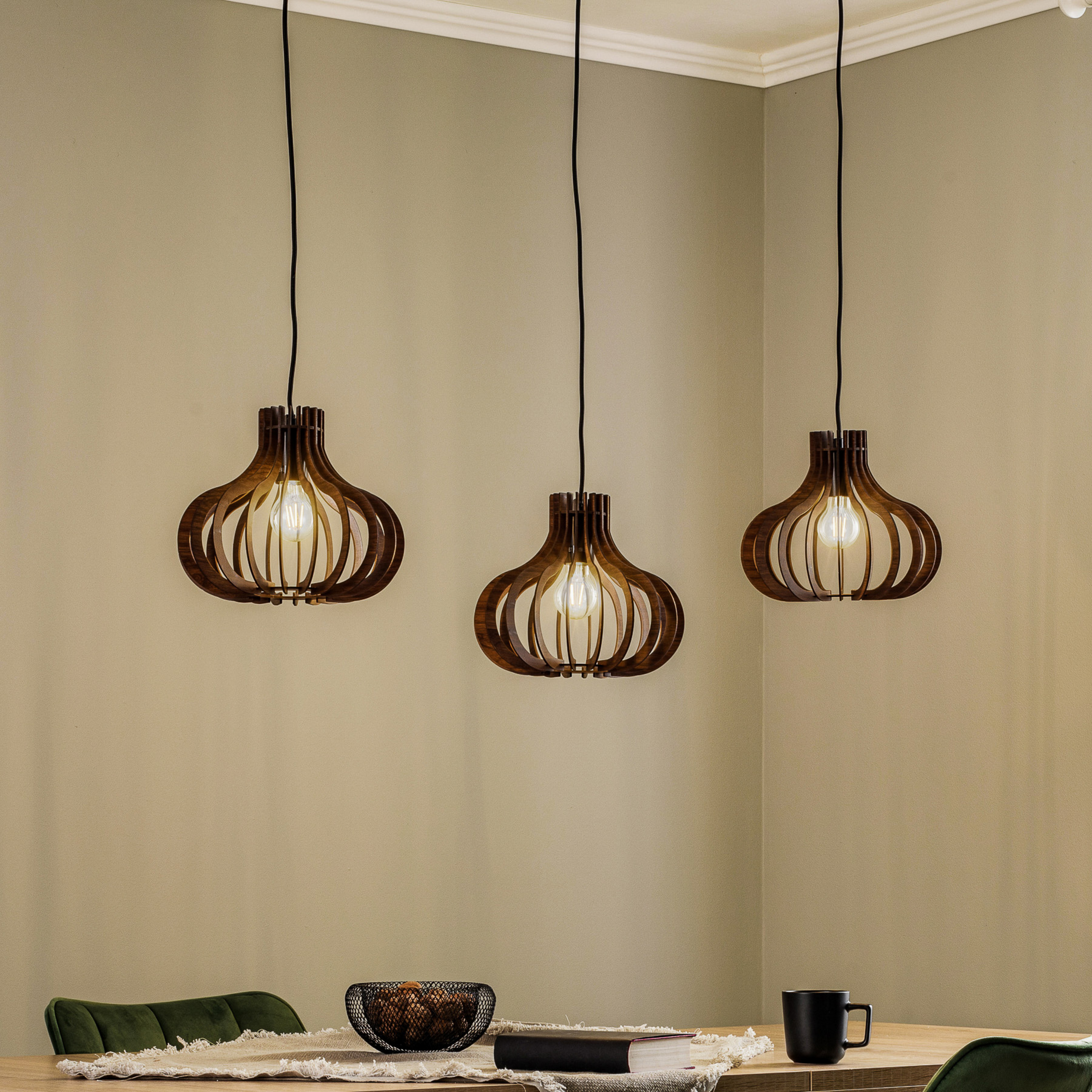 Závěsná lampa Lindby Lawenta s dřevěným stínidlem