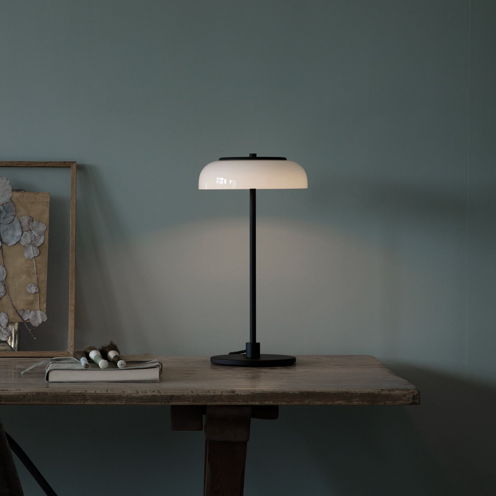 Nuura LED-laualamp Blossi, kõrgus 43 cm, must/opaalklaas