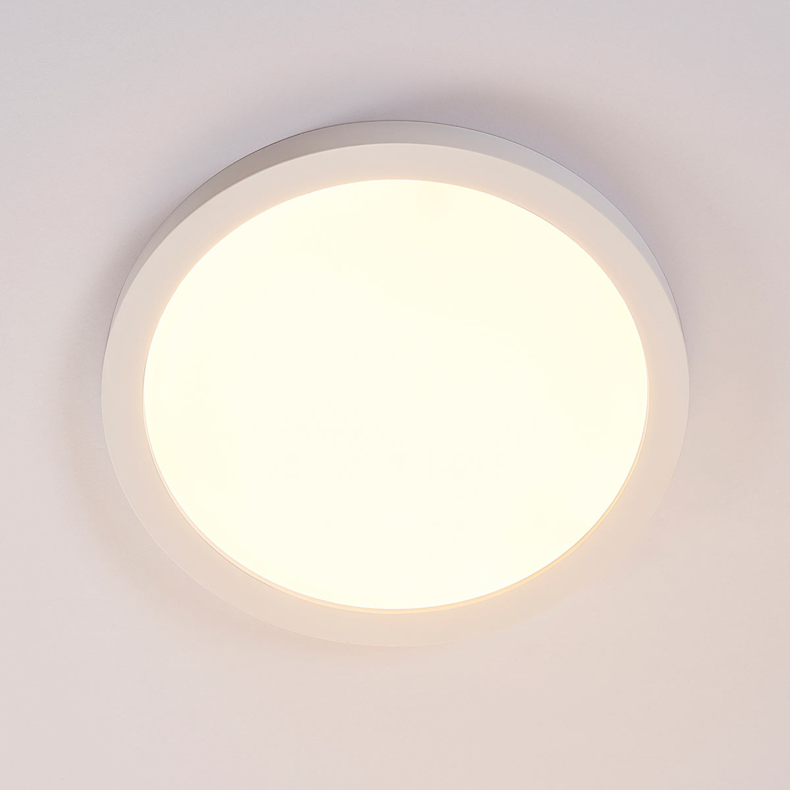 Ściemniana lampa sufitowa LED Solvie, biała