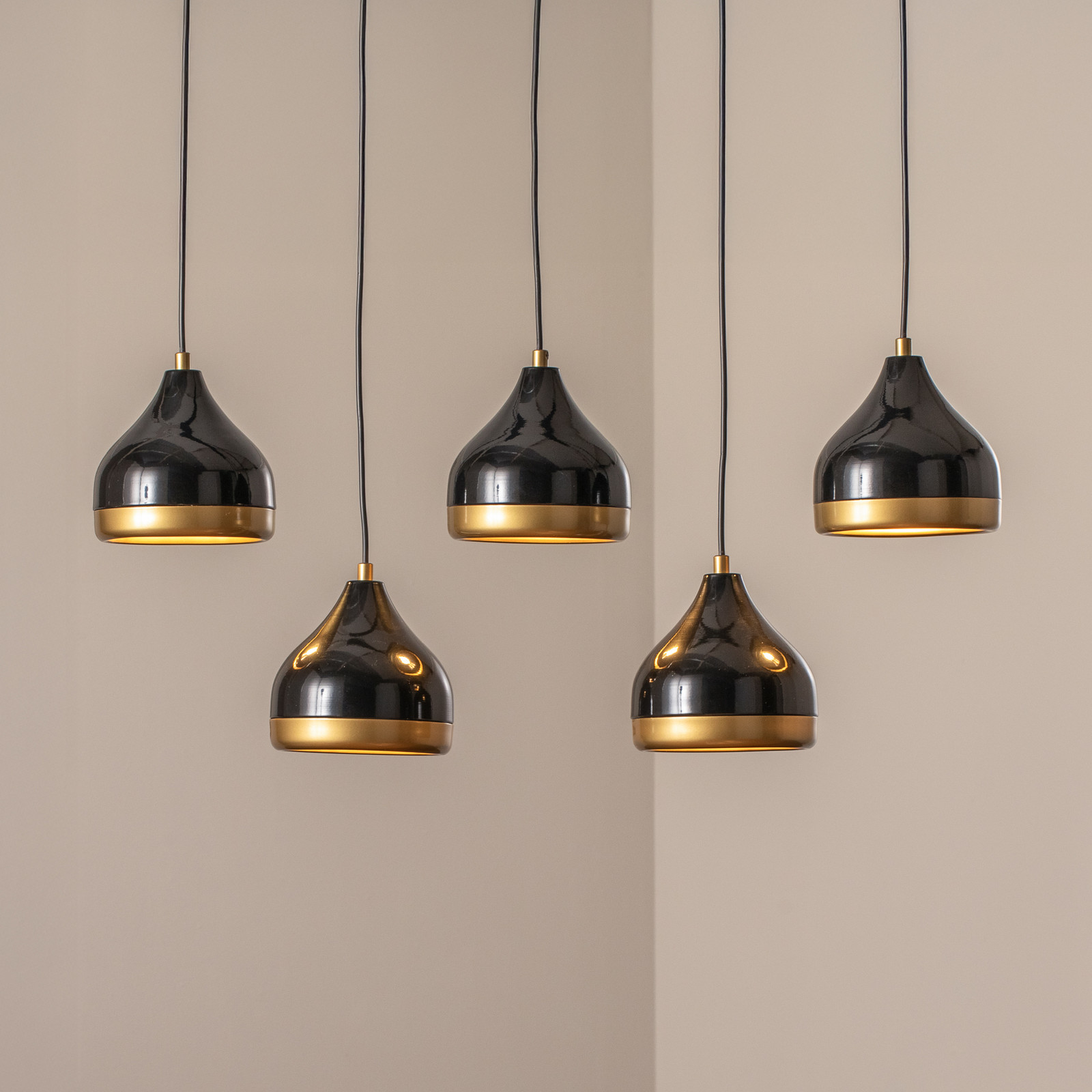 Opviq Lampă suspendată Yildo negru/auriu cu 5 becuri. Lungime 111 cm - Camera de zi / sufragerie - Modern - negru auriu - Metal