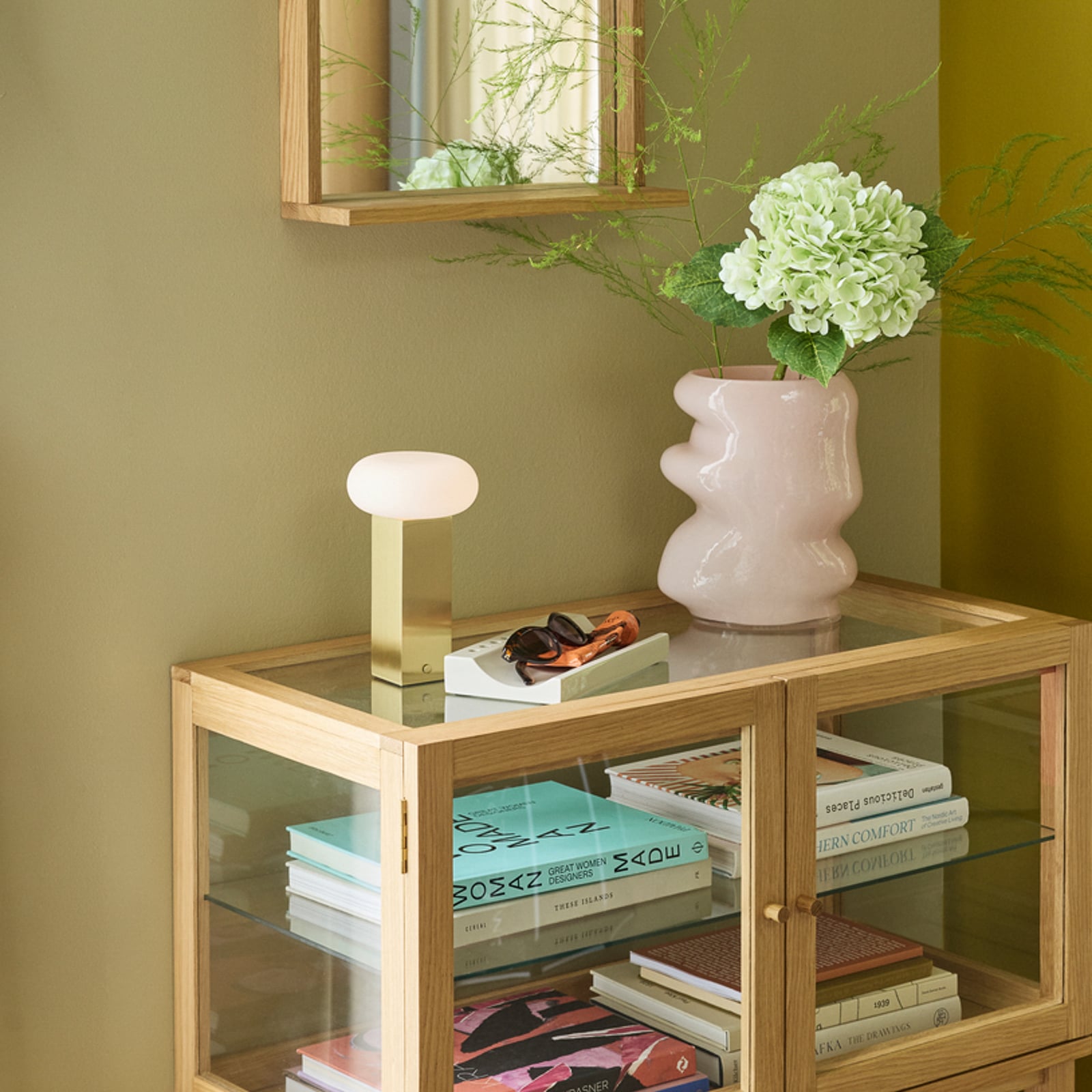 LOW LED-bordslampa i mässing, höjd 20 cm – Hübsch