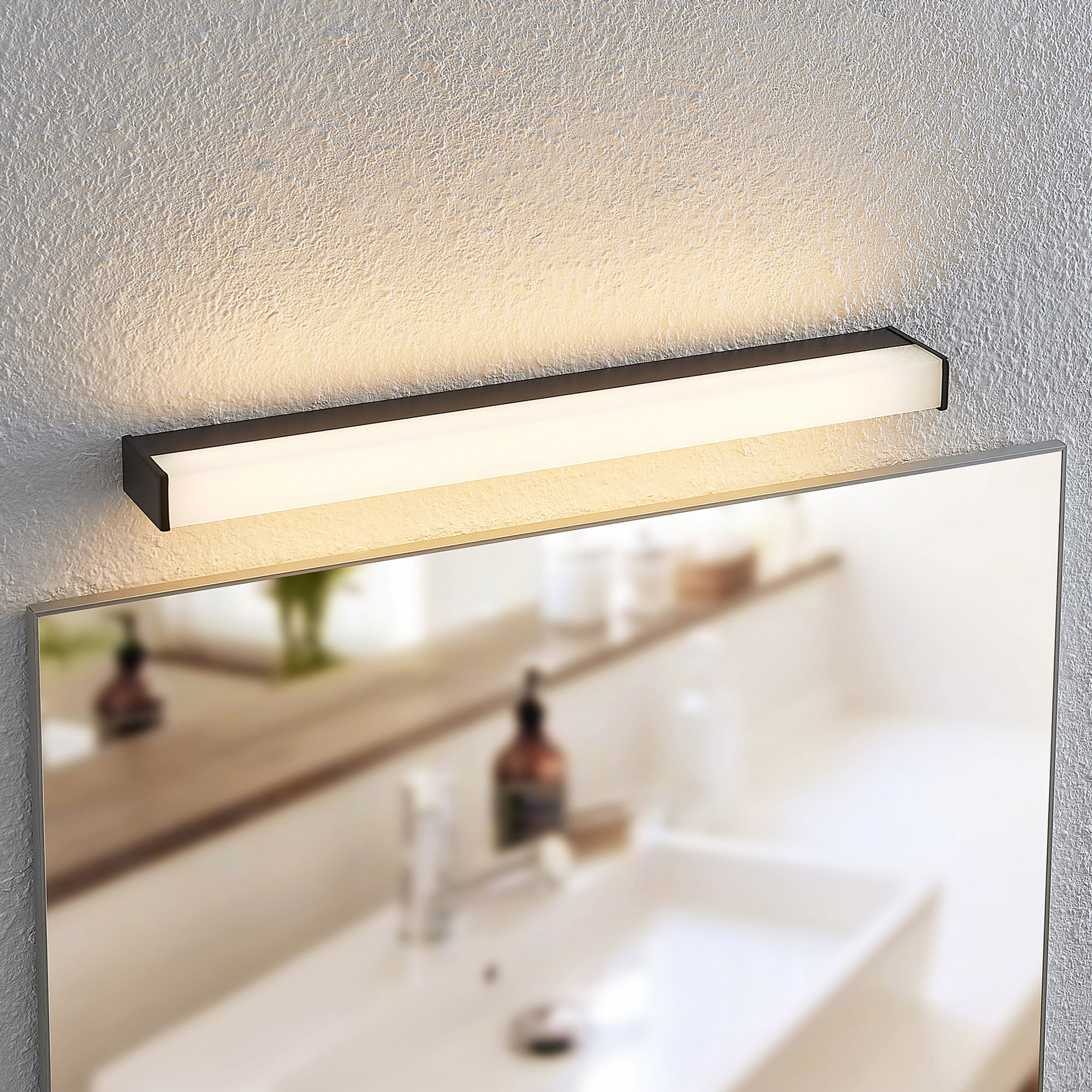 Lindby Ulisan LED fali lámpa fürdőbe, szögl 58,8cm
