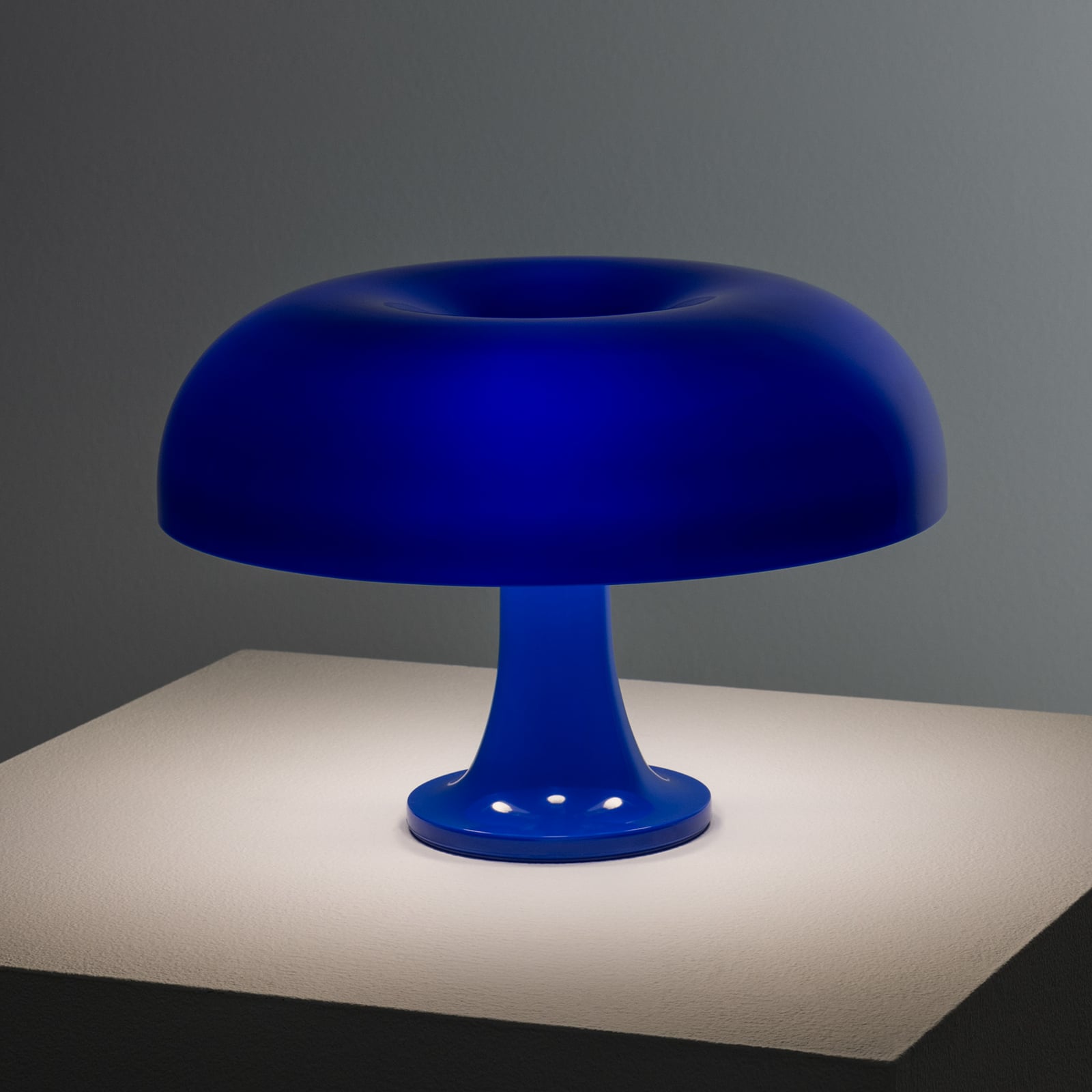 Artemide Tischleuchte Nessino, dunkelblau, Höhe 22 cm Artemide Tischleuchte Nessino, dunkelblau, Höhe 22 cm