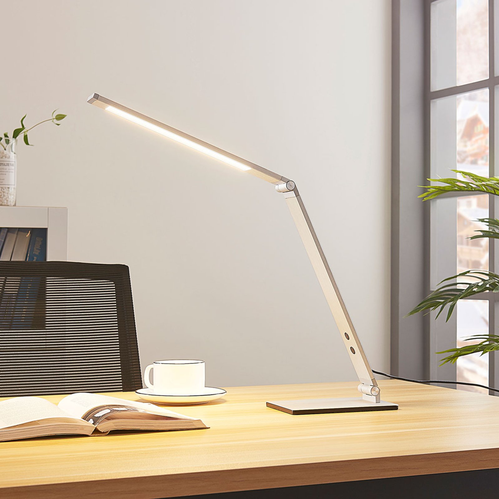 LED-skrivebordslampe Nicano i aluminium med dimmer