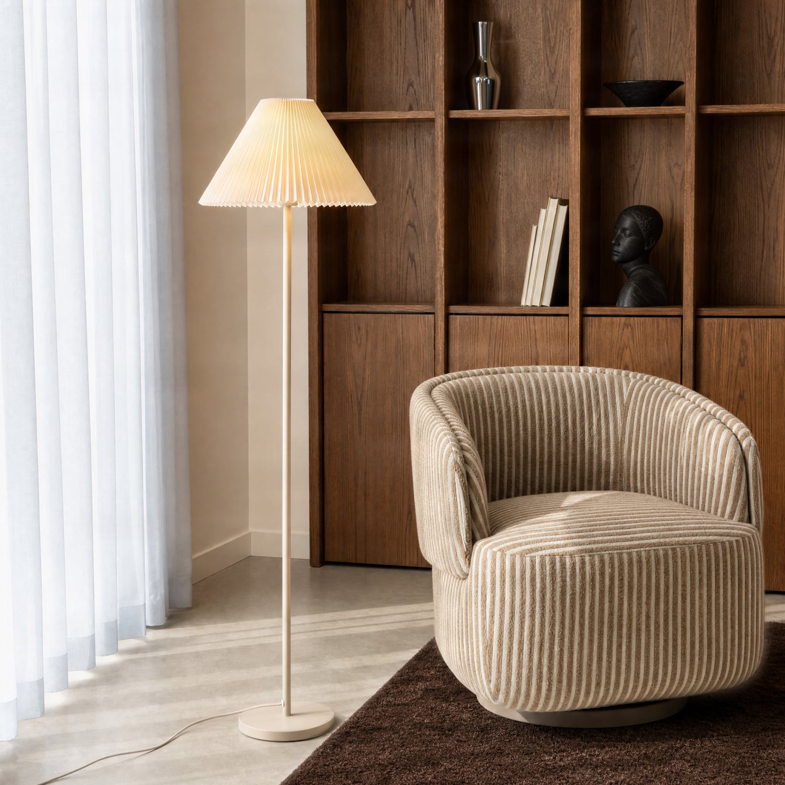 Nola gulvlampe Percy, beige, høyde 155 cm, lin Nola gulvlampe Percy, beige, høyde 155 cm, lin