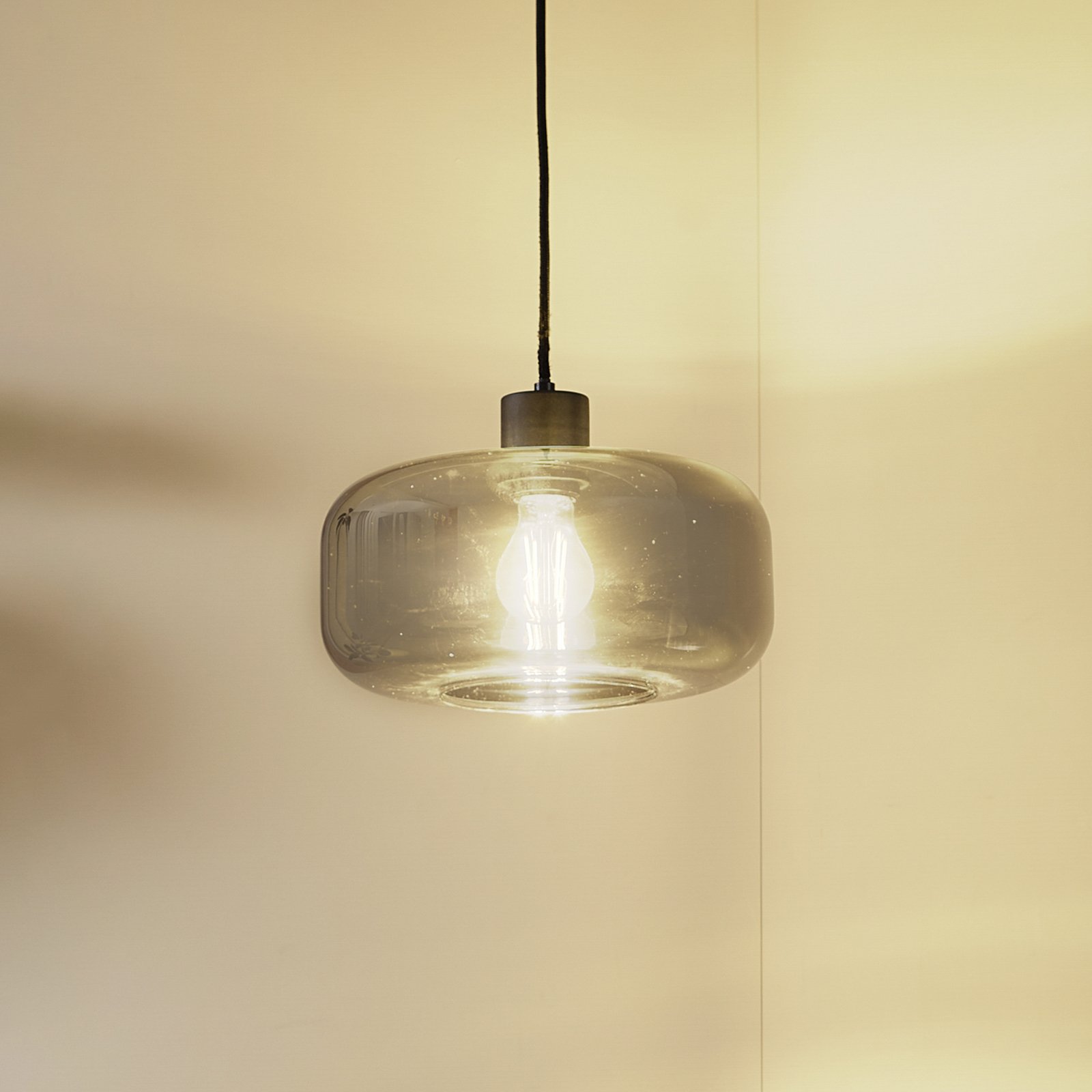 Suspension Lindby Hildur, à 1 lampe, Ø 28,5 cm, gris fumé, verre