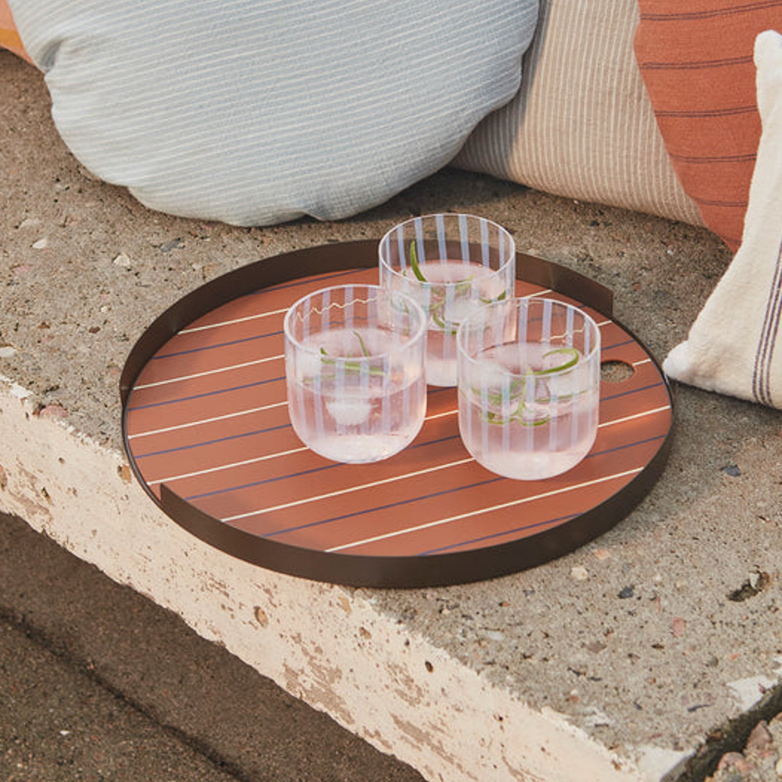 Plateau Oka, marron, Ø 32 cm, acier inoxydable - OYOY Living Design Plateau Oka, marron, Ø 32 cm, acier inoxydable - OYOY Living Design