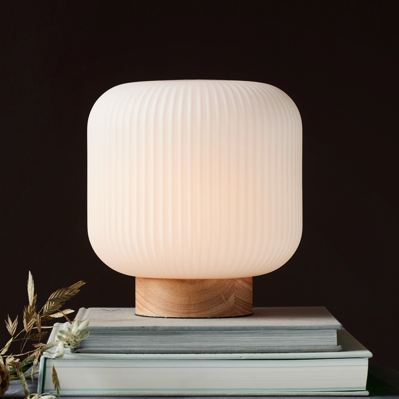 Tafellamp Milford Met Glazen Kap En Houten Voet Lampen24 nl