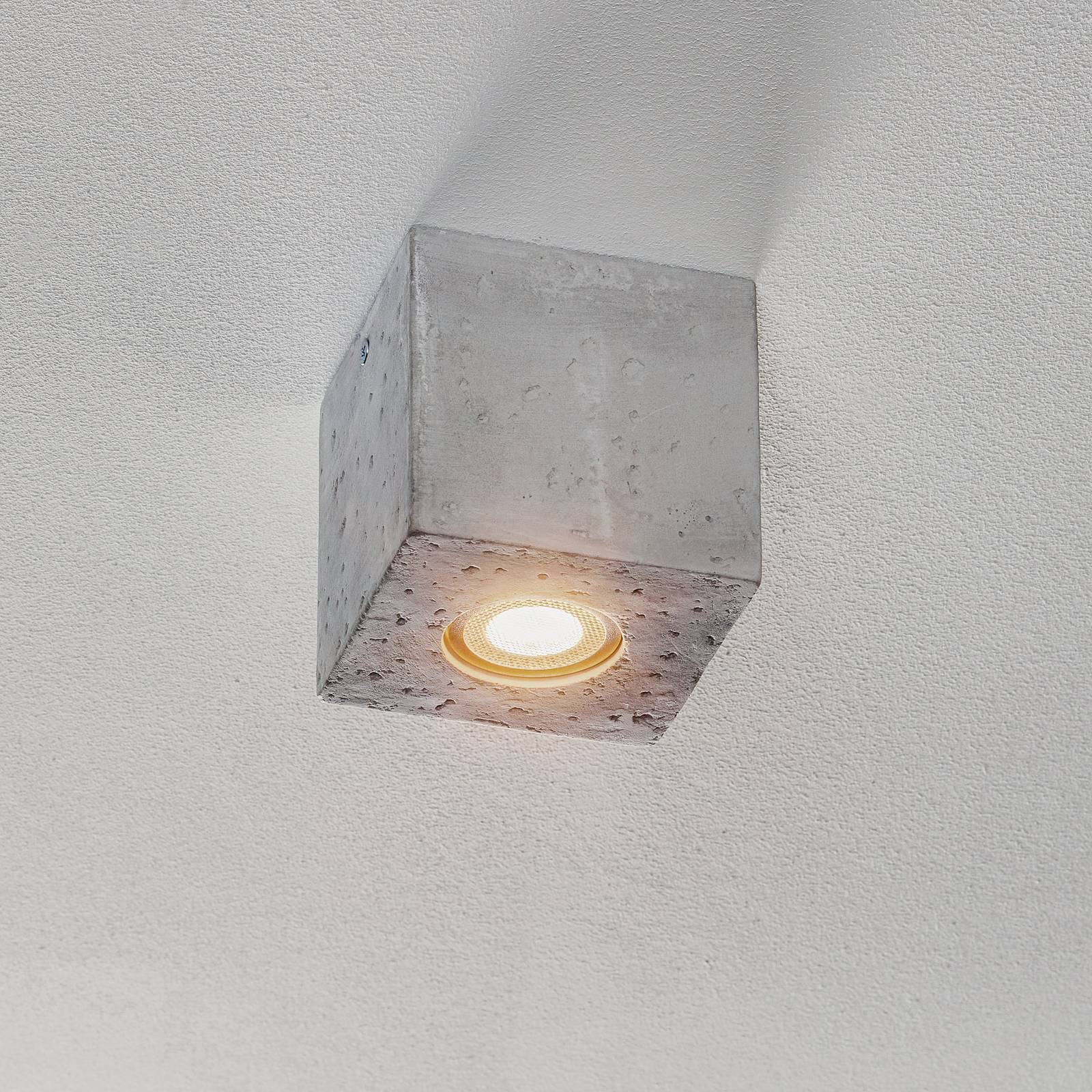 Lampa sufitowa Ara jako kostka z betonu