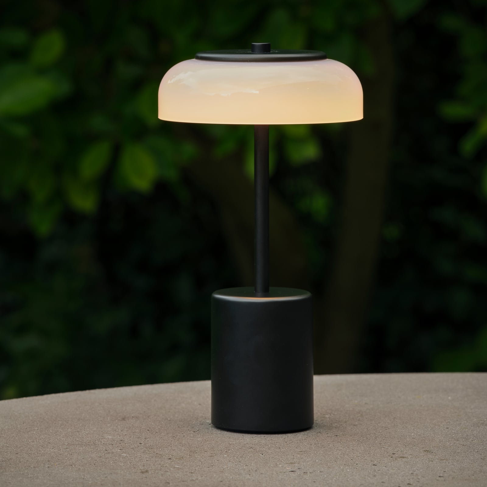 Nuura LED akumulatora galda lampa Blossi, augstums 26 cm, melna/opāla Nuura LED akumulatora galda lampa Blossi, augstums 26 cm, melna/opāla