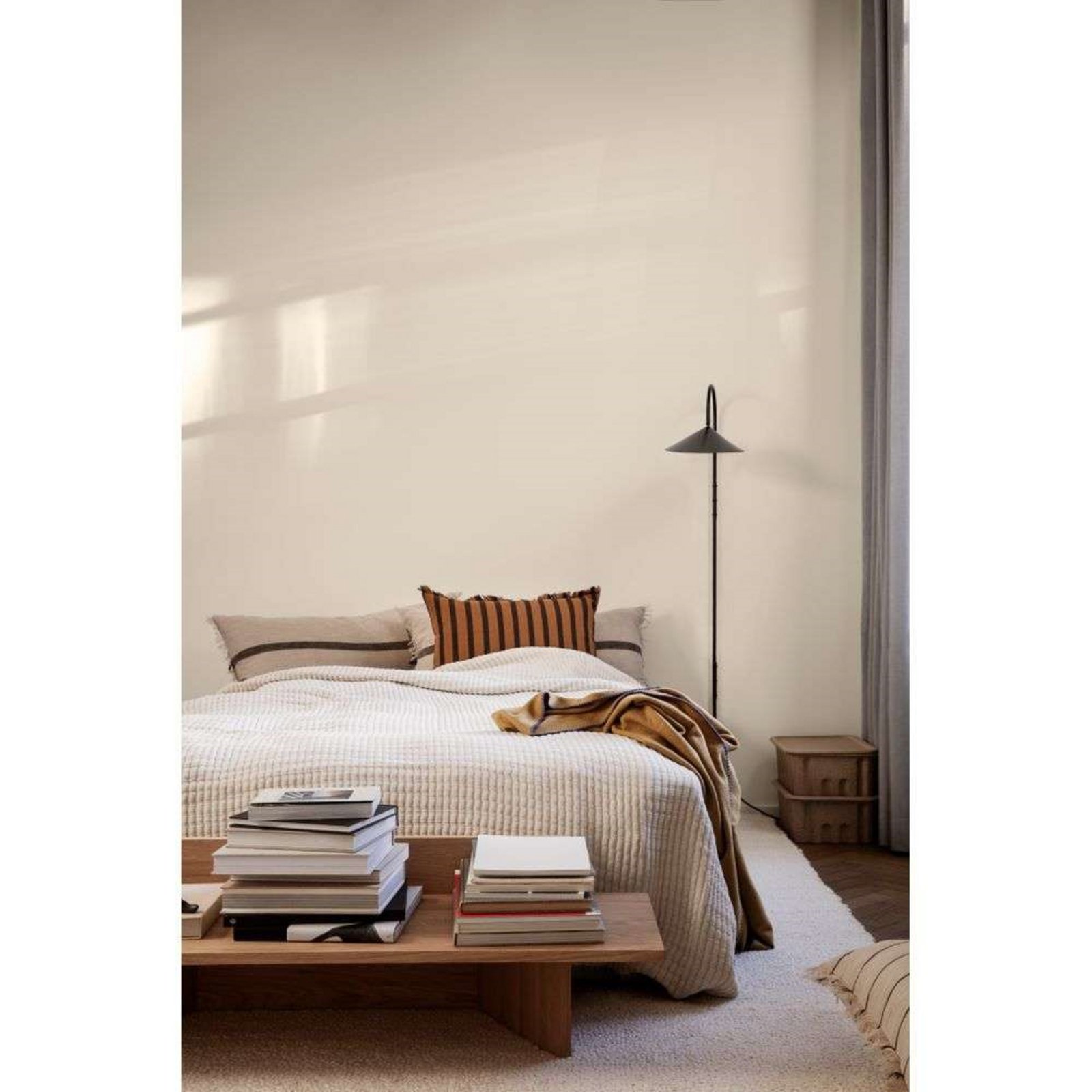 Arum Swivel Aplique de Pared Tall Black - Ferm Living