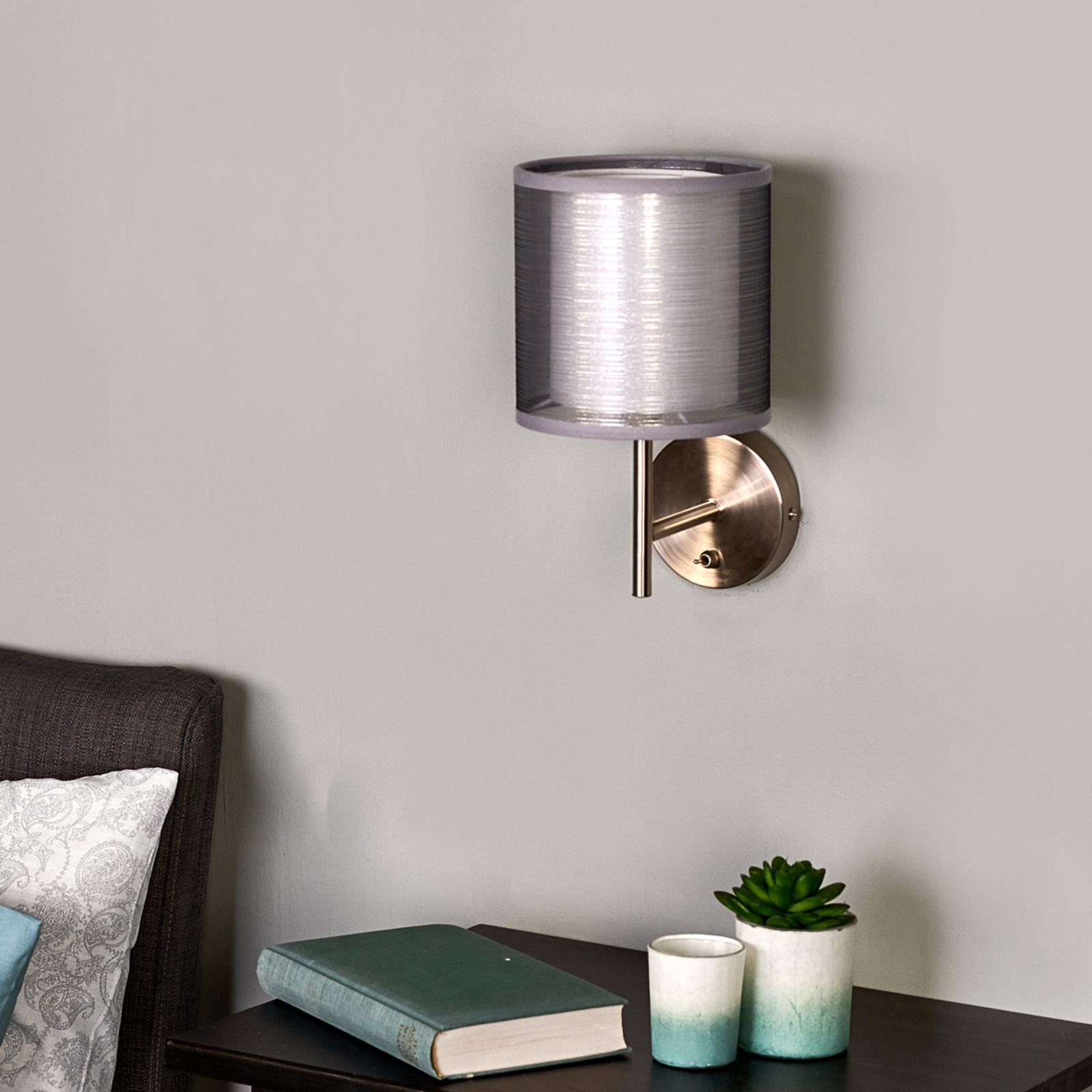 Fortyllende stoffvegglampe Nica i grå | Lampegiganten.no Fortyllende stoffvegglampe Nica i grå | Lampegiganten.no