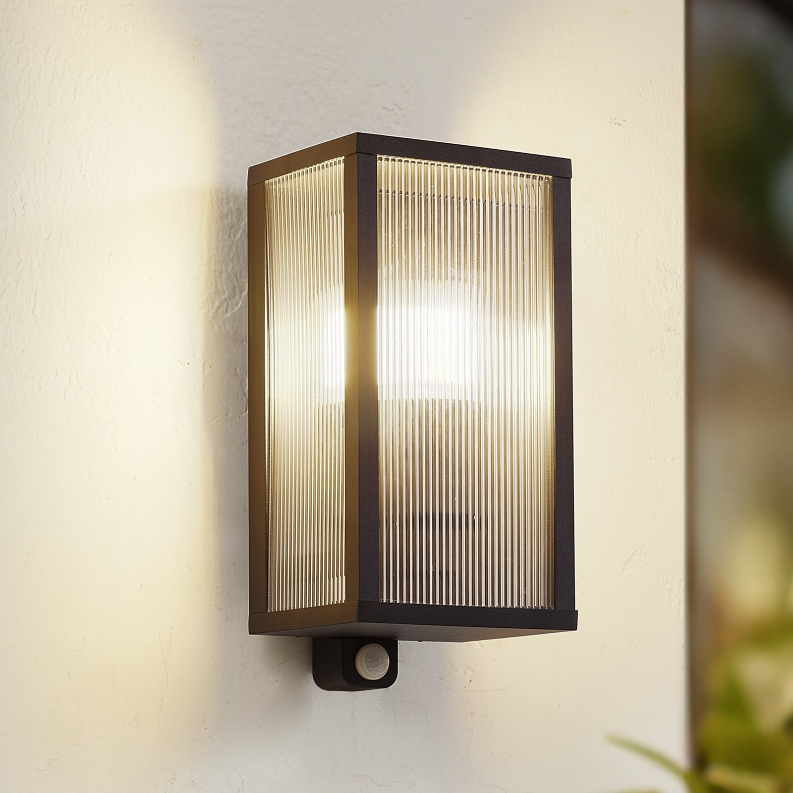 Lindby buitenwandlamp Peldar, sensor, geribbeld glas, IP44, E27