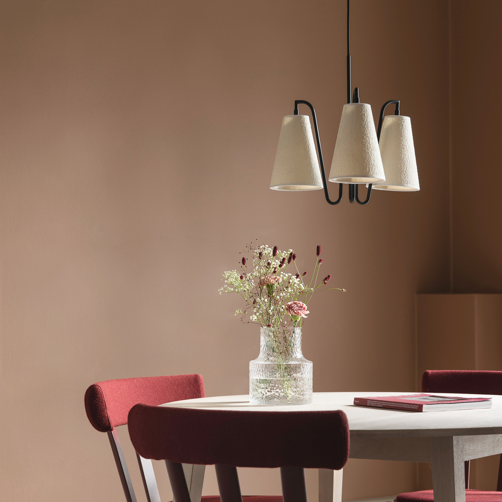 Globen Lighting Κρεμαστό φωτιστικό Lou 3, λευκό Bouclé/μαύρο ύφασμα Globen Lighting Κρεμαστό φωτιστικό Lou 3, λευκό Bouclé/μαύρο ύφασμα