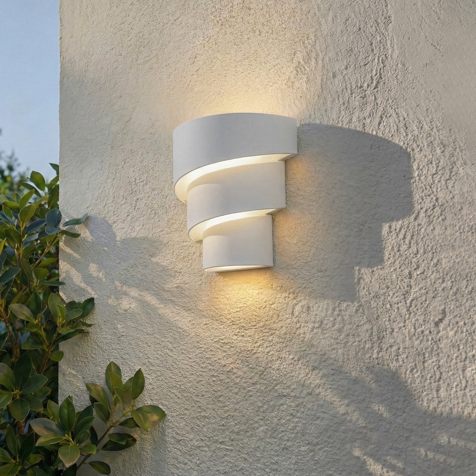 Applique murale d'extérieur LED Lindby Valir, blanche, trois abat-jours, IP54