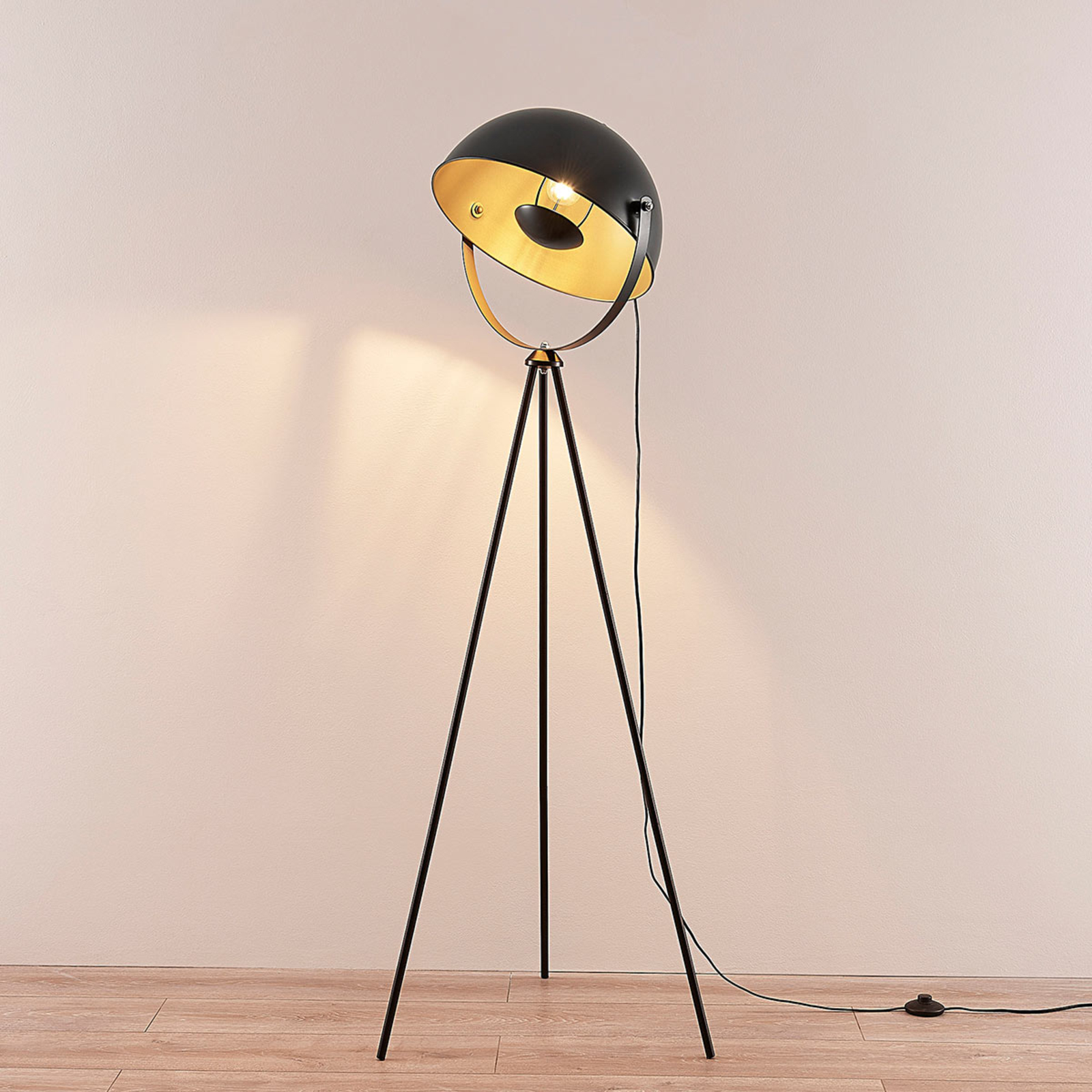 Černozlatá stojací lampa se stojanem tripod Meline