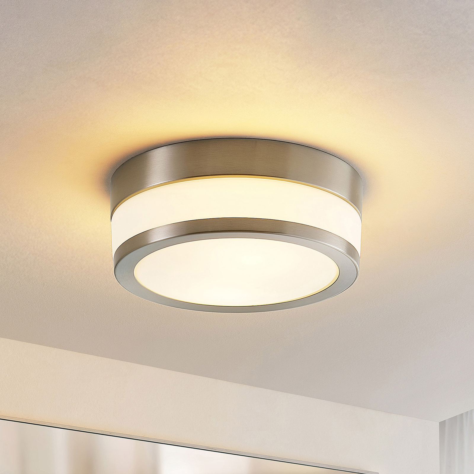 Lindby Flavi plafón para baño, Ø 23 cm, níquel