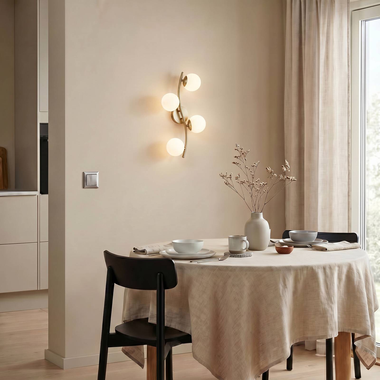 Lindby Wandlamp Josiana, opaal/messing, 48 cm, bol, glas