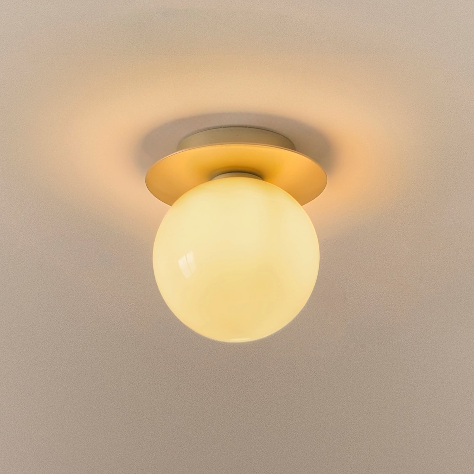 Liila 1 Medium -seinälamppu, kulta/hunajakeltainen, IP44, G9 - Nuura Liila 1 Medium -seinälamppu, kulta/hunajakeltainen, IP44, G9 - Nuura