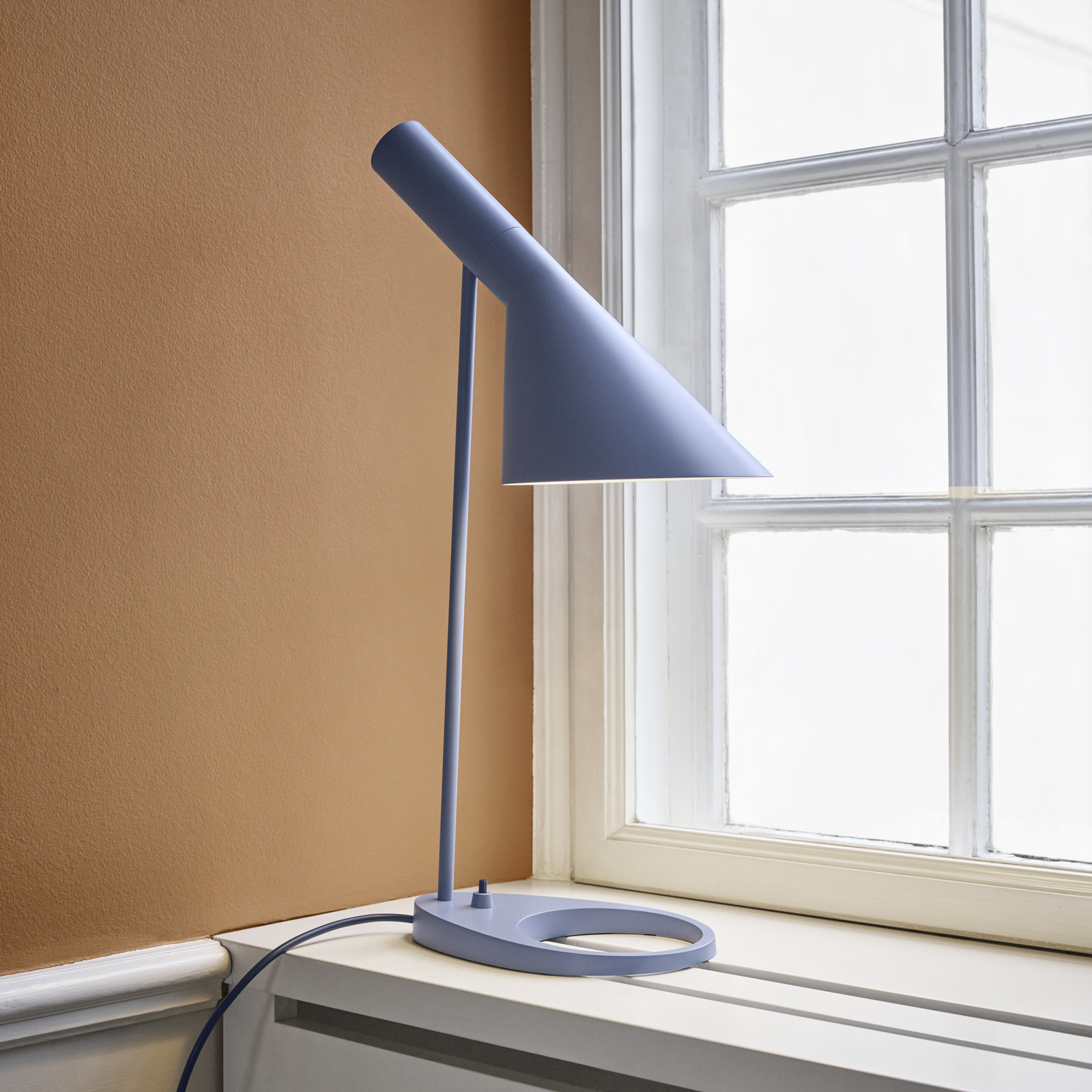 Louis Poulsen AJ dizajnerska stolna lampa plavo-siva