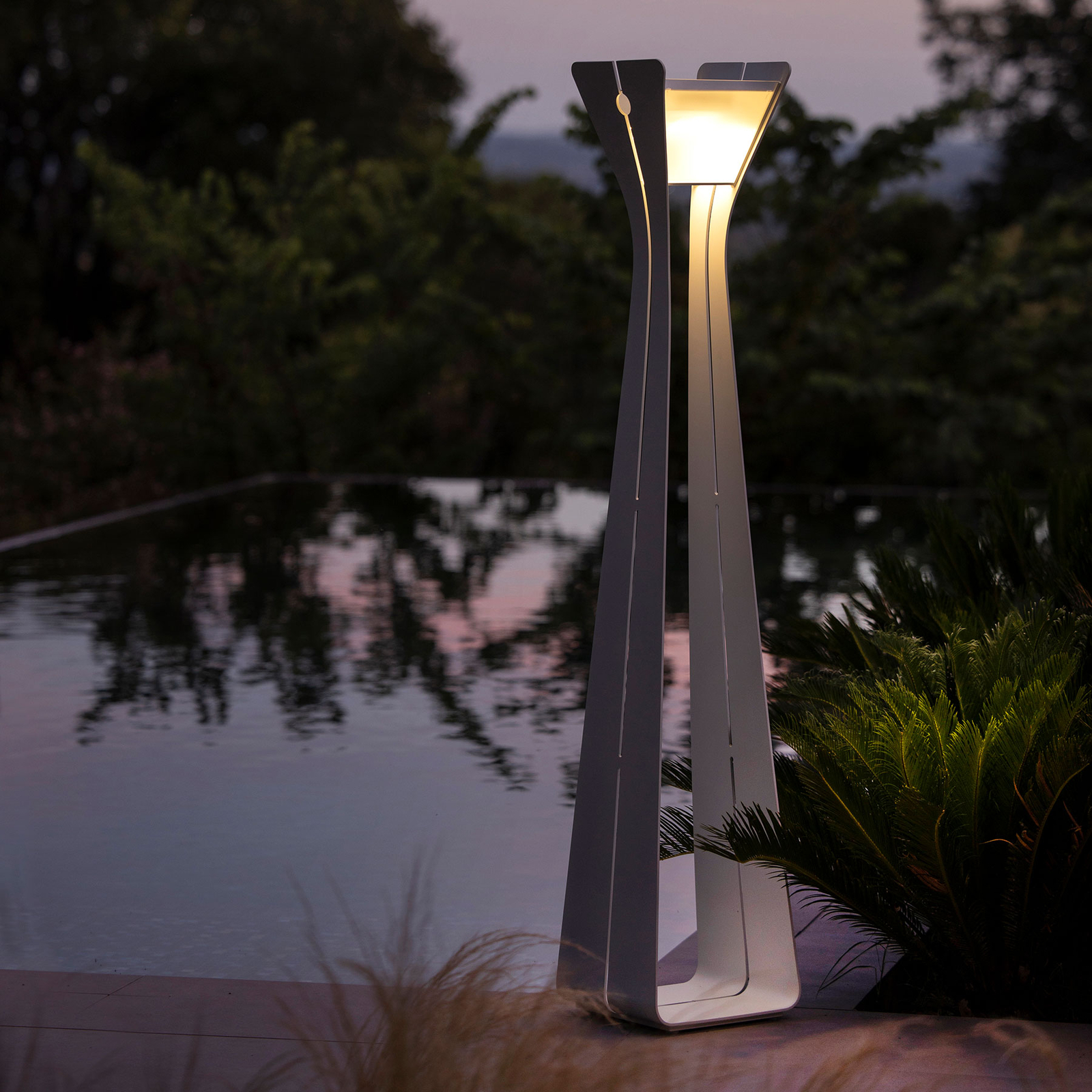 Lámpara LED solar Osmoz de aluminio, 175 cm, blanca
