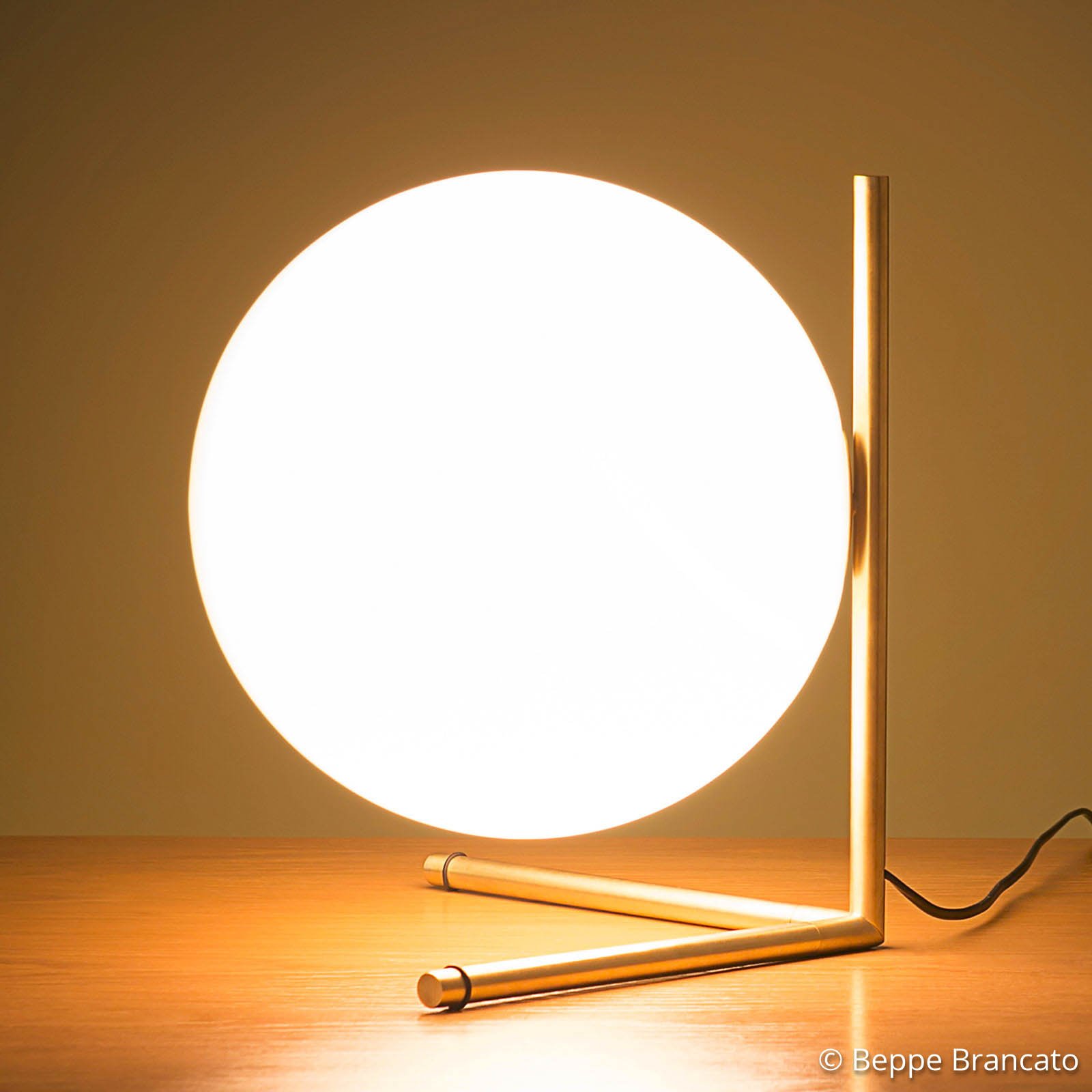 FLOS IC T2 asztali lámpa, csiszolt sárgaréz