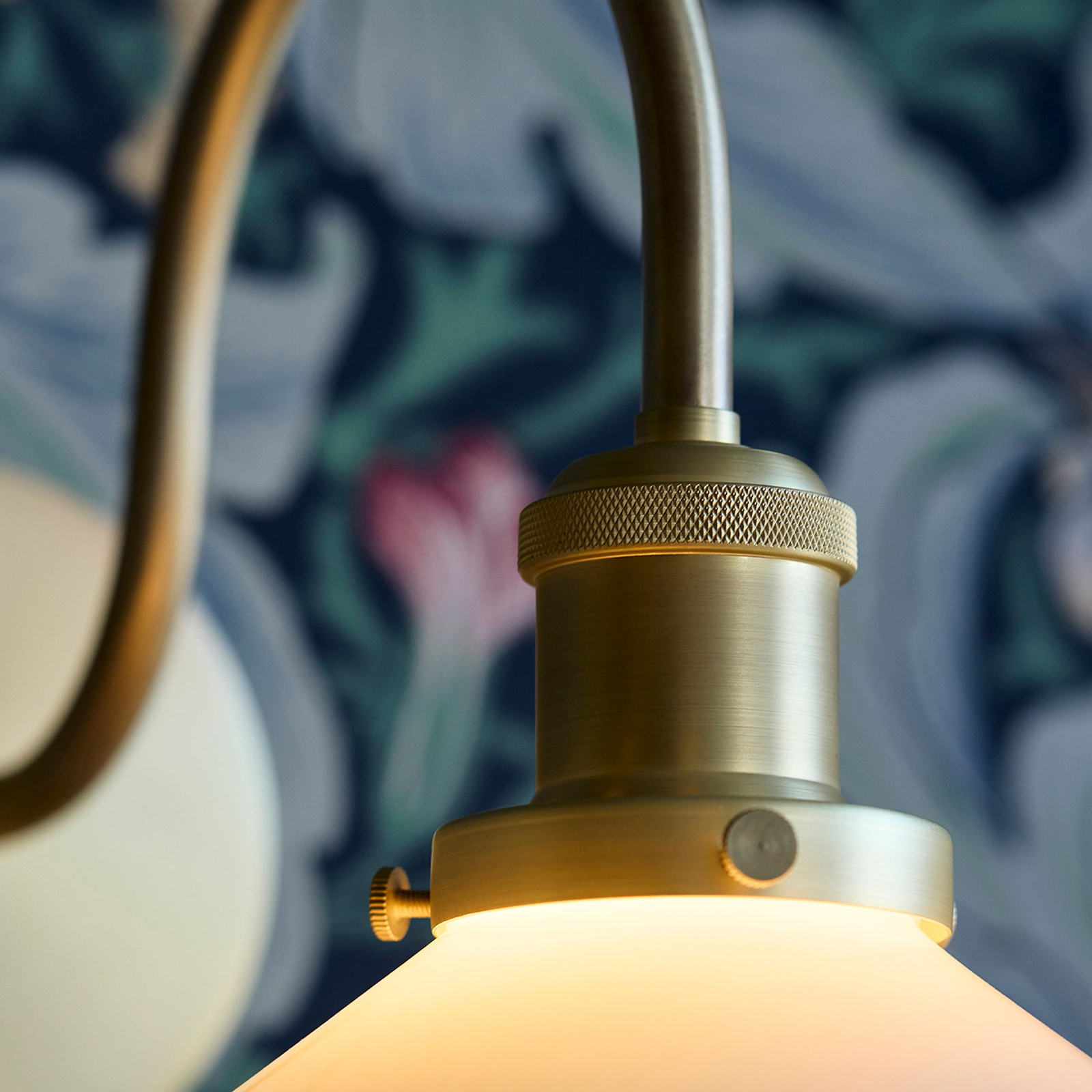 PR Home Sienas lampa Axel, misiņa krāsā, opāla stikla abažūrs