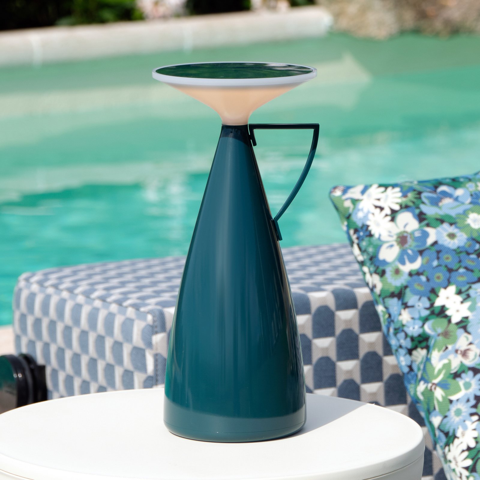 lámpara de mesa recargable LED Kartell Camomille, color petróleo, altura 24 cm