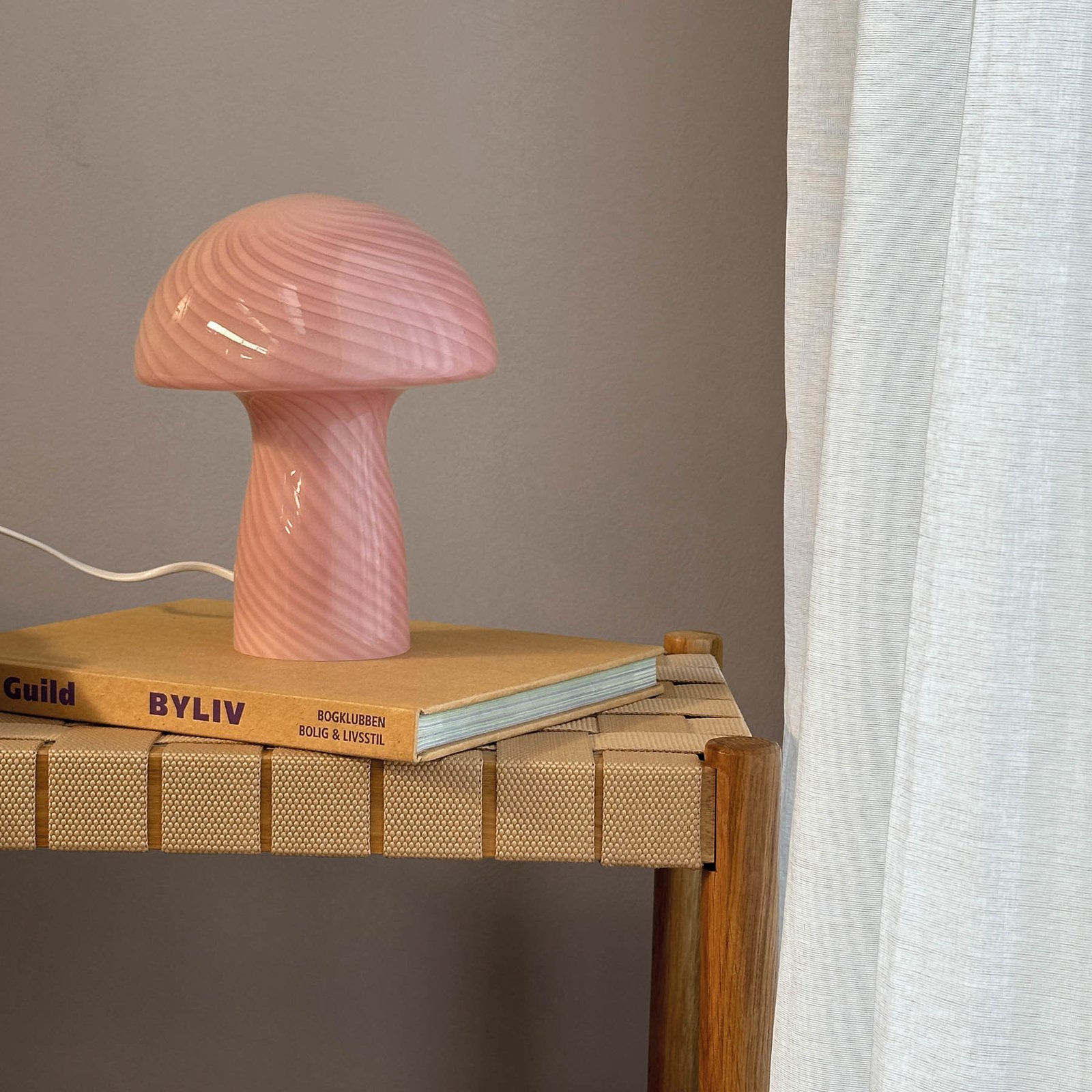 Dyberg Larsen Mushroom bordlampe, rosa, høyde 23 cm, glass