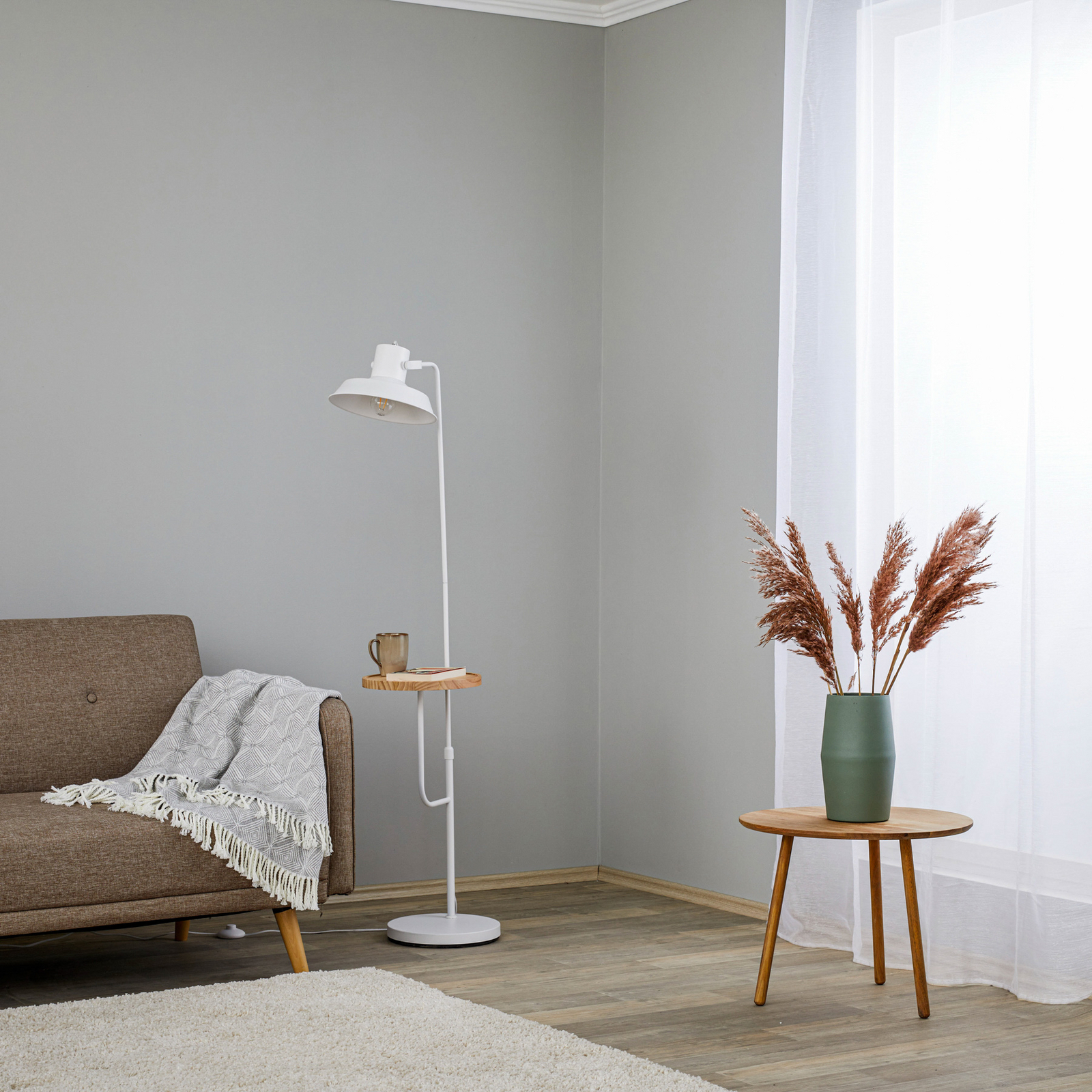 Lindby Berami floor lamp with a shelf, white