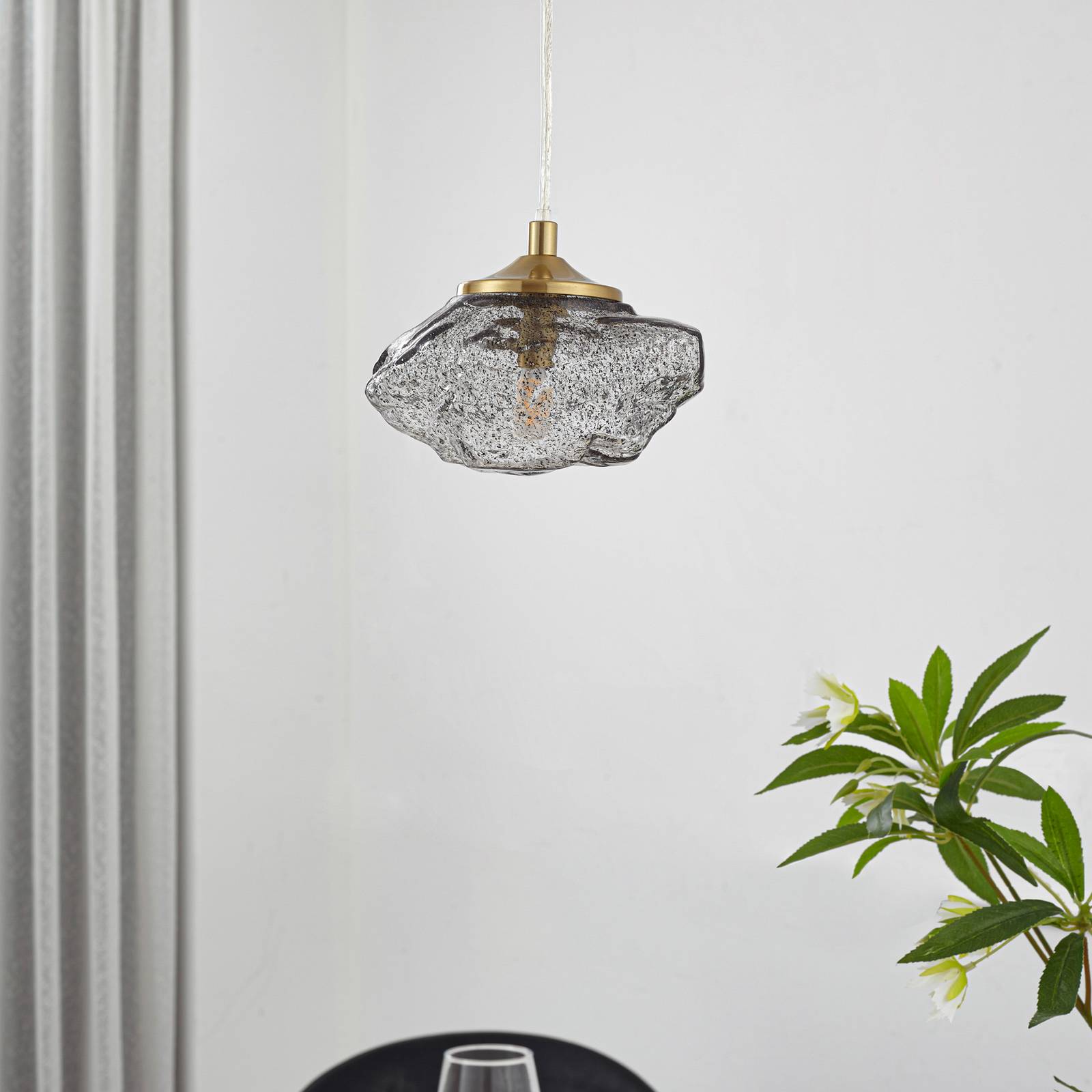 Lampa wisząca Lindby Piatra, dym/mosiądz, szkło, Ø 16 cm, G9