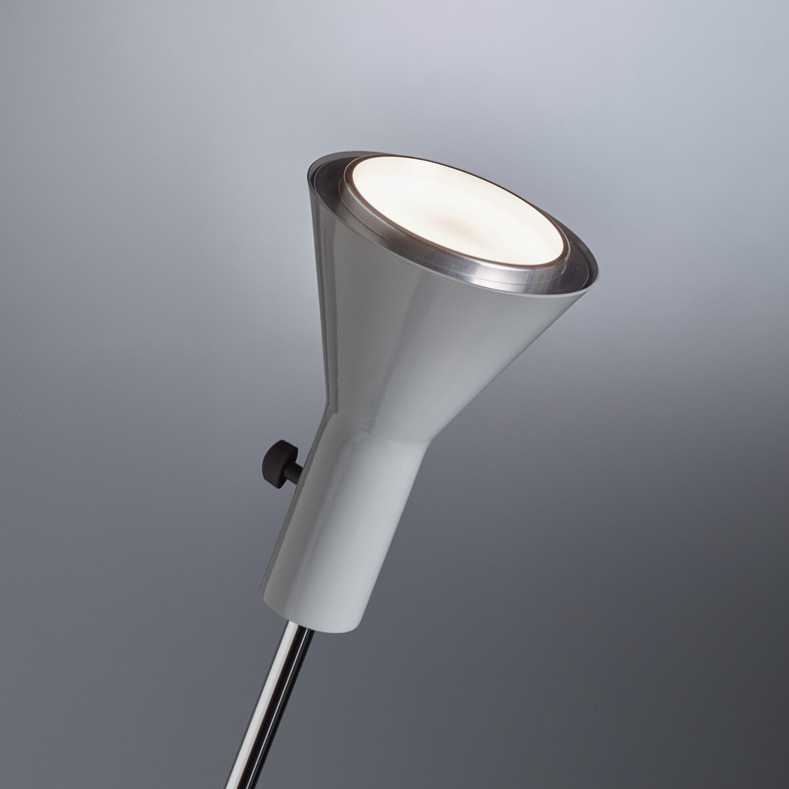LED-golvlampan Gru med integrerad dimmer