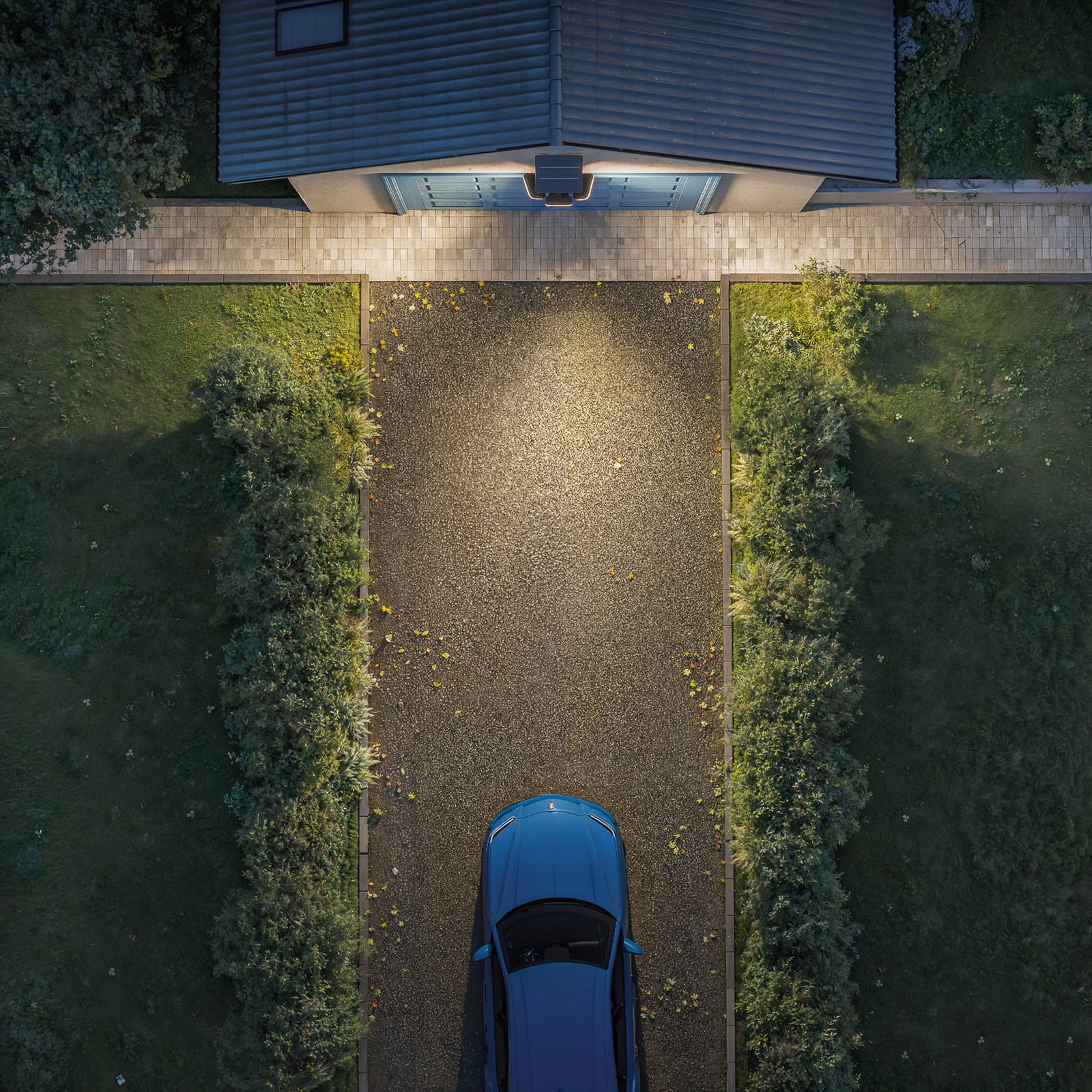 Philips LED-sončna svetilka Zyren, črna, 3.000 K, senzor, IP65 Philips LED-sončna svetilka Zyren, črna, 3.000 K, senzor, IP65