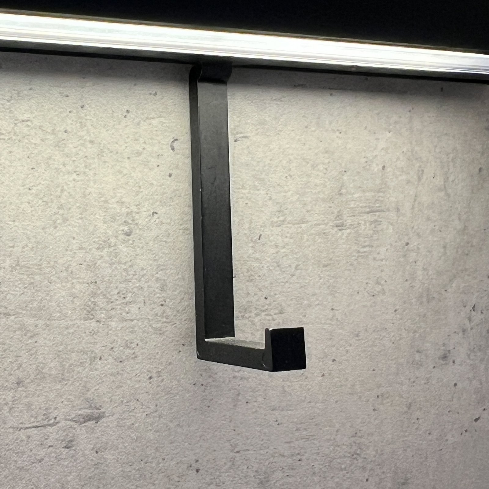 Upevňovací hák pre nástenné svietidlo Intero-Line LED, čierny