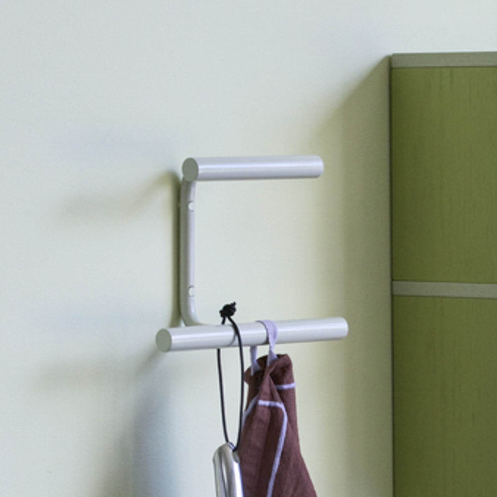 Perchero de pared Flip, gris claro, 20 cm de ancho - Hübsch