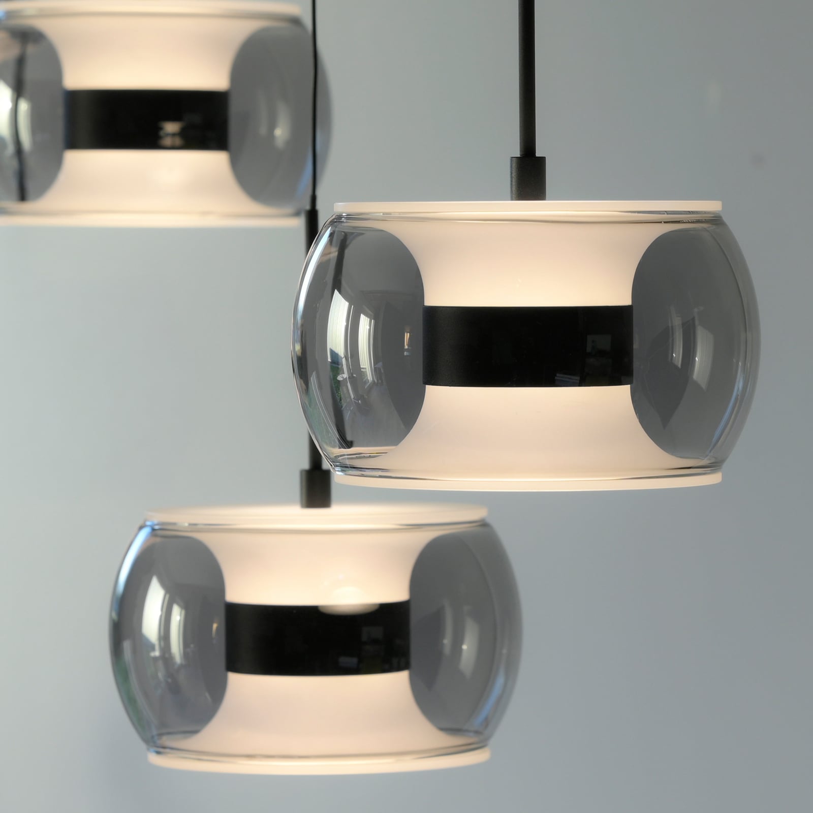 LED piekaramā lampa „Fumea“, garums 71 cm, melna/dūmu krāsā, stikls, CCT, 3 LED piekaramā lampa „Fumea“, garums 71 cm, melna/dūmu krāsā, stikls, CCT, 3