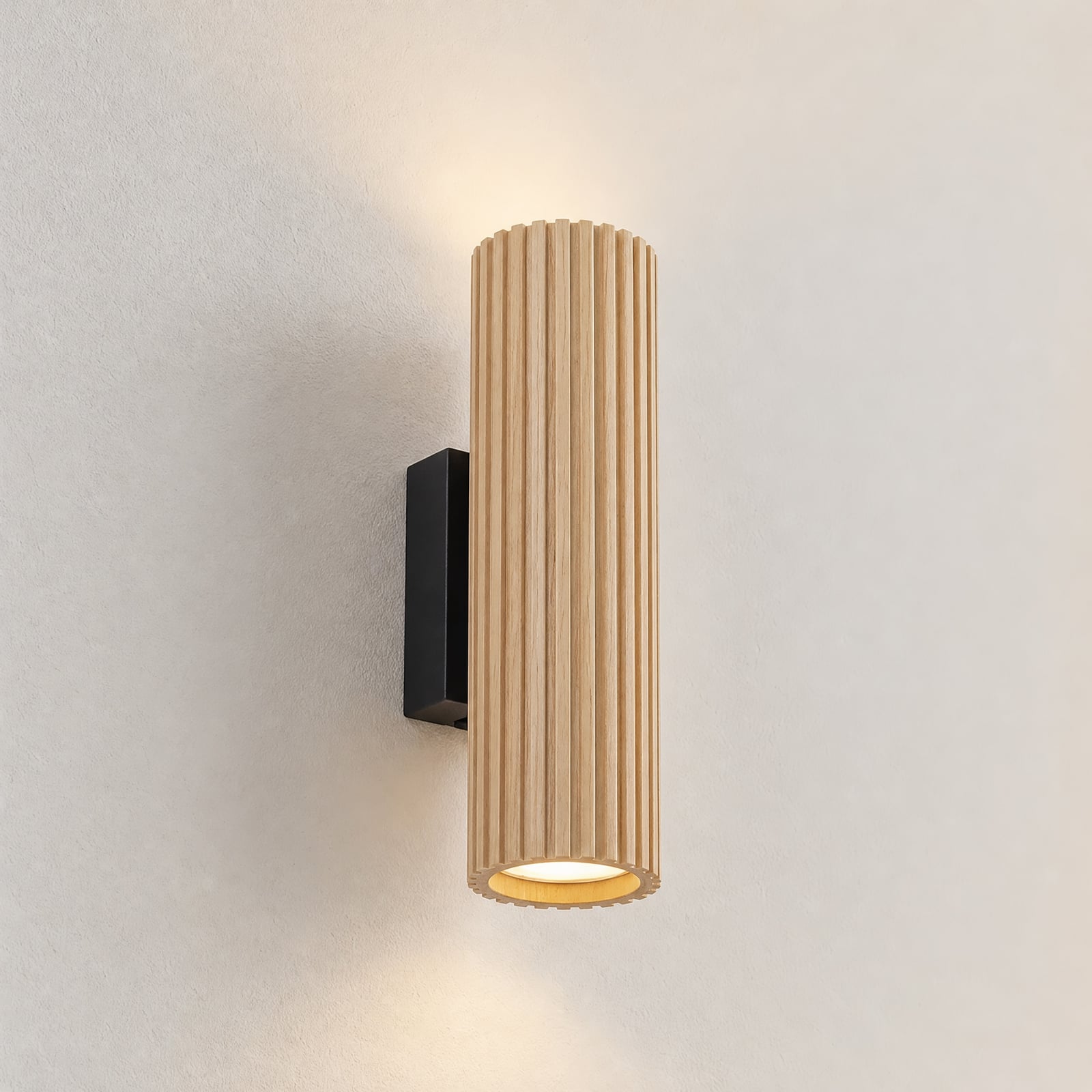 Lindby Stralino wall light, 2-bulb, height 22 cm, wood
