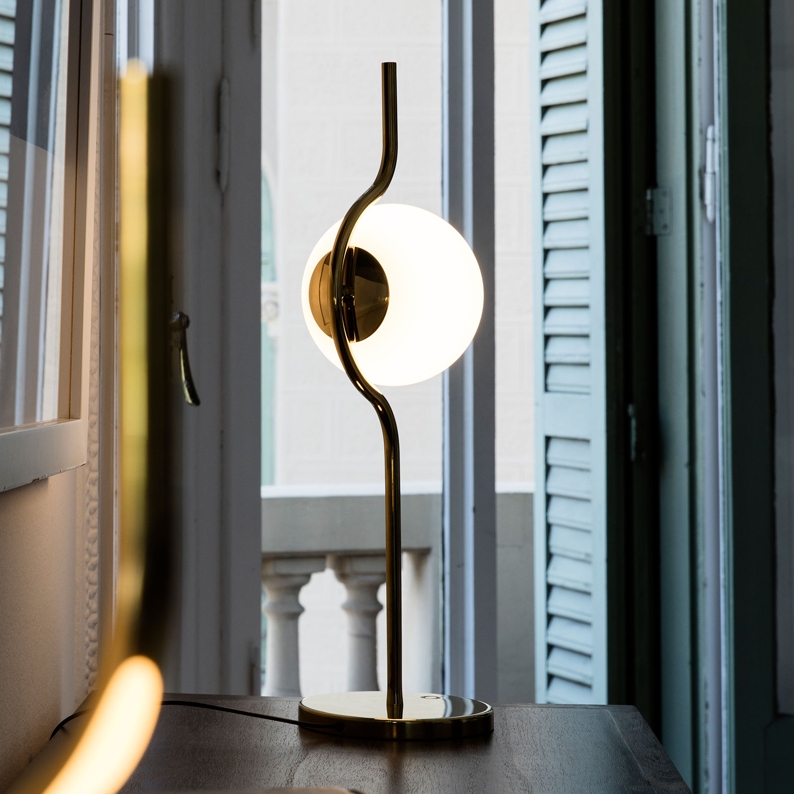 Lampa stołowa LED Le Vita ze szkłem opalizowanym