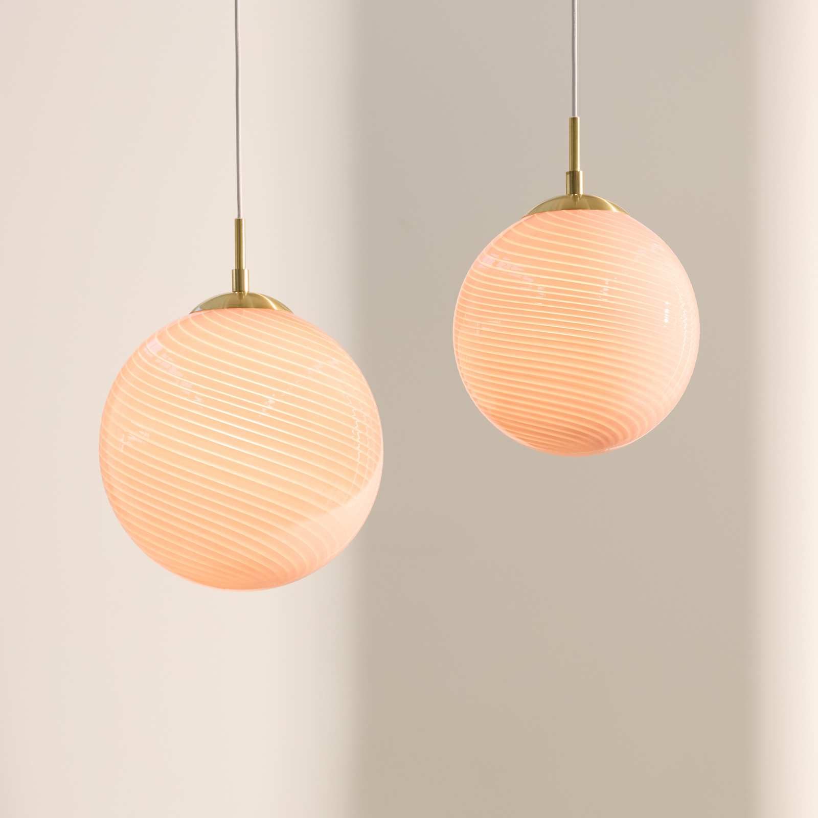 Candeeiro suspenso CANDY BALL, rosa/latão envelhecido, Ø 25 cm - Halo Design