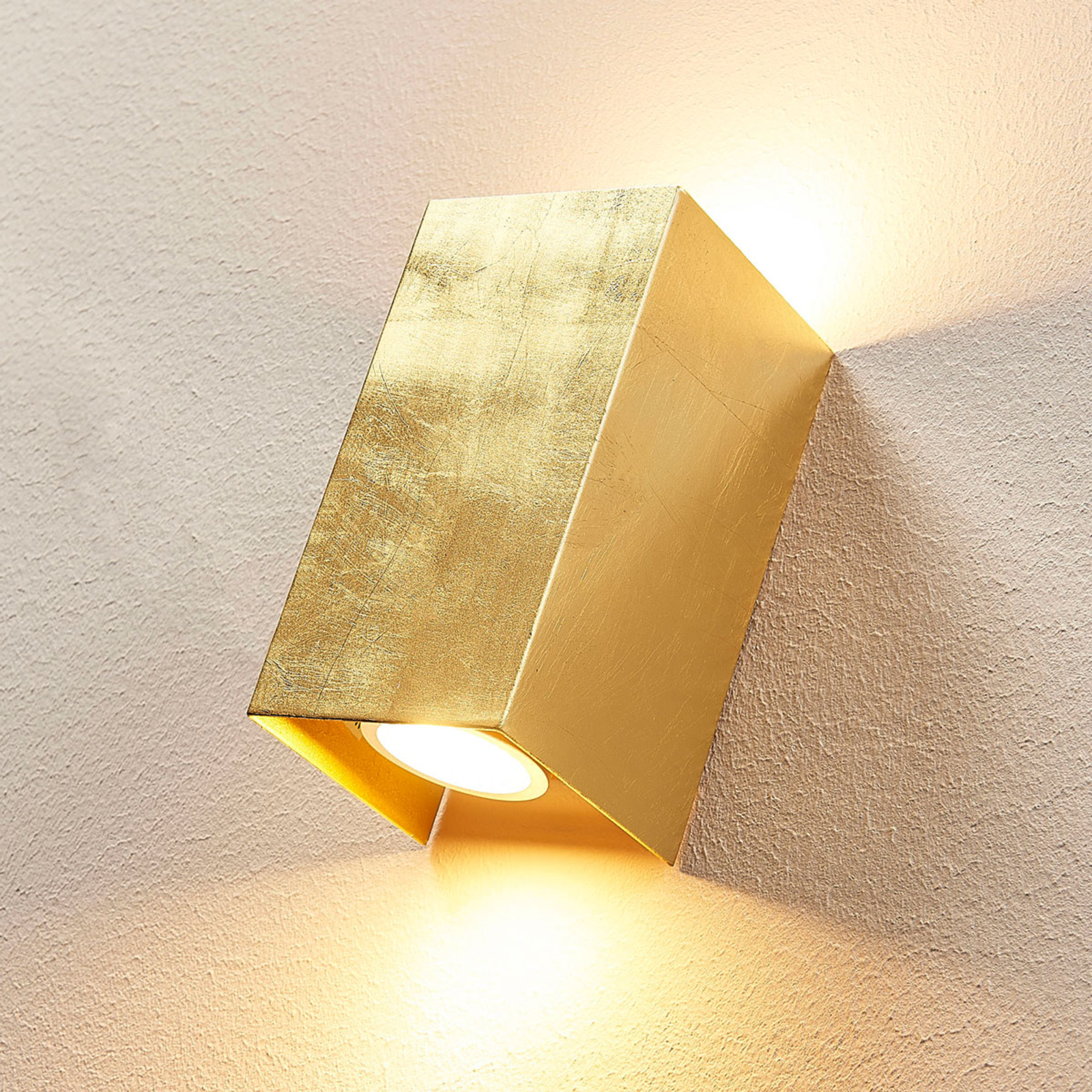 Tabita guldfarvet væglampe i metal, 2 lyskilder