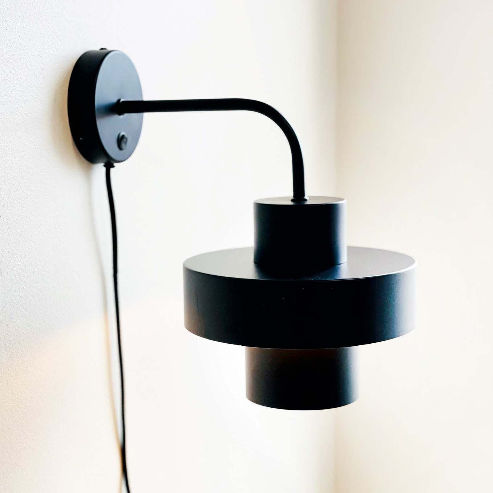 Dyberg Larsen aplique de pared Stoke, negro, Ø 20 cm, metal